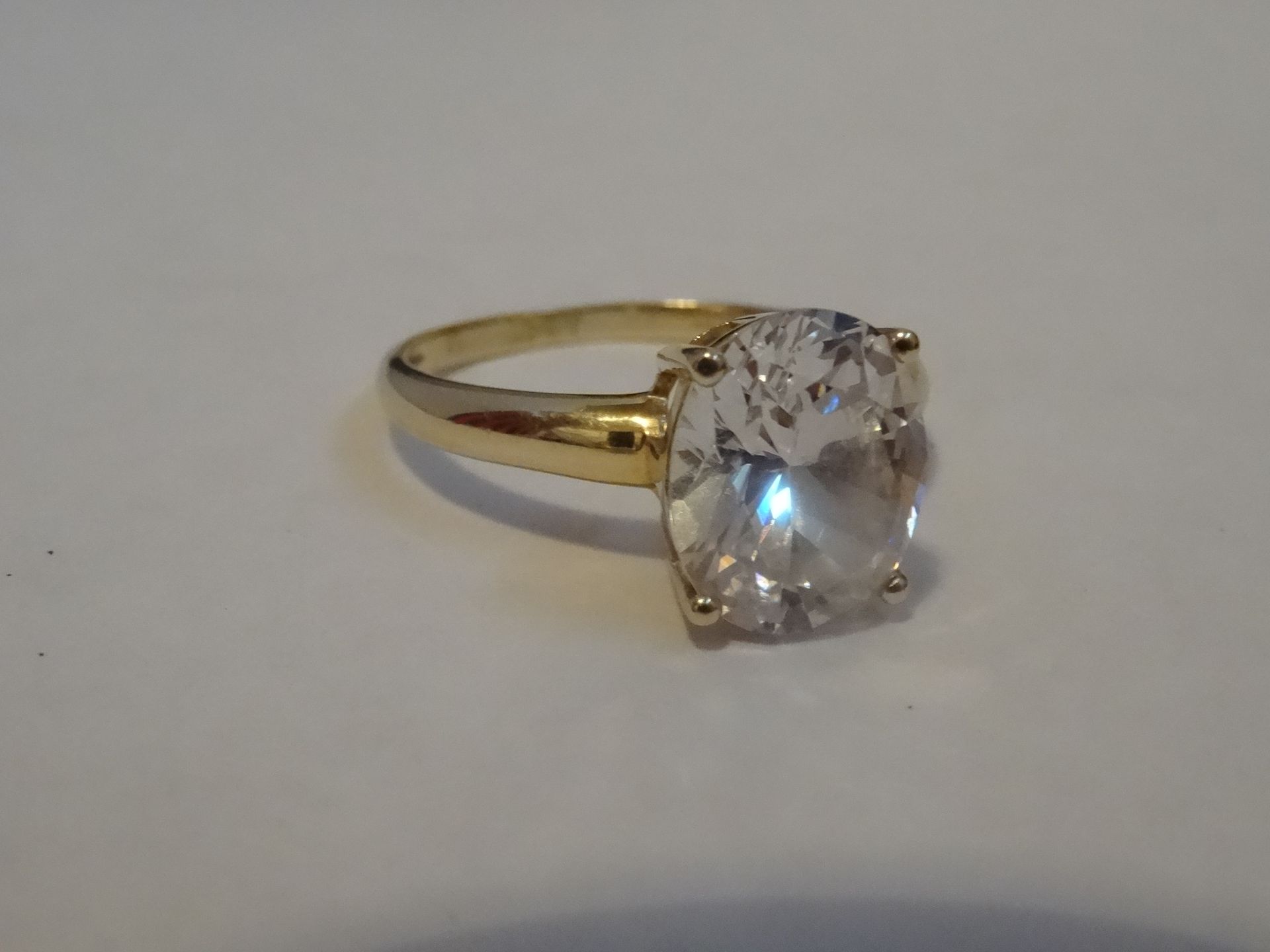 14 Carat Yellow Gold Single Unchecked Stone Ring. Total Piece Weight 4.23 Grams - Image 2 of 3