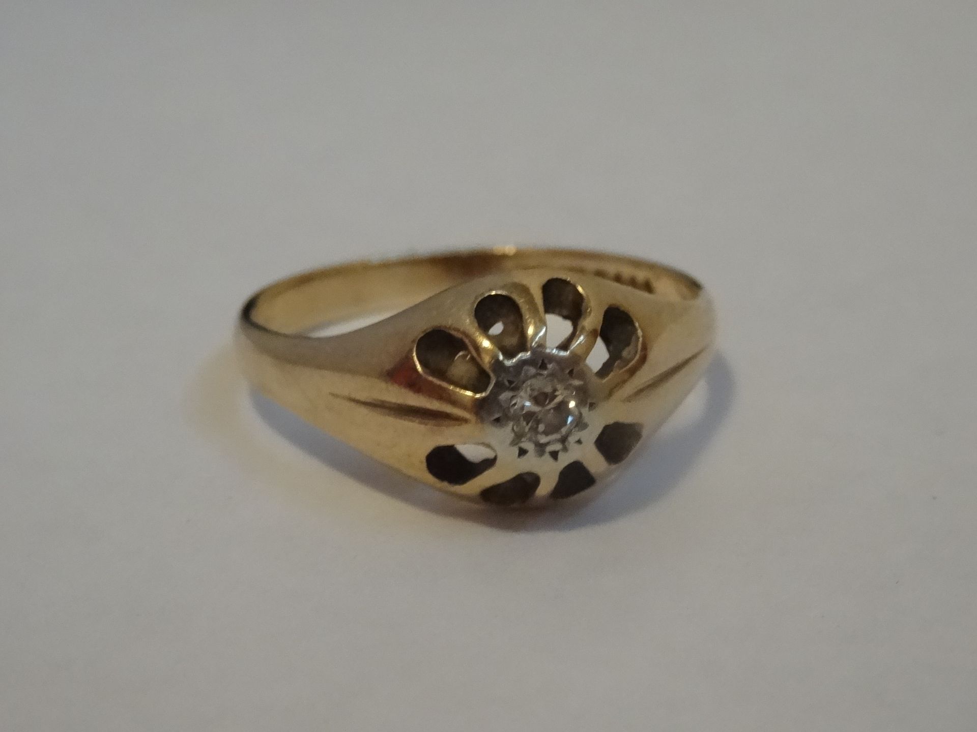 9 Carat Yellow Gold Single Stone Claw Design Ring. Total Piece Weight 2.73 Grams - Image 2 of 3