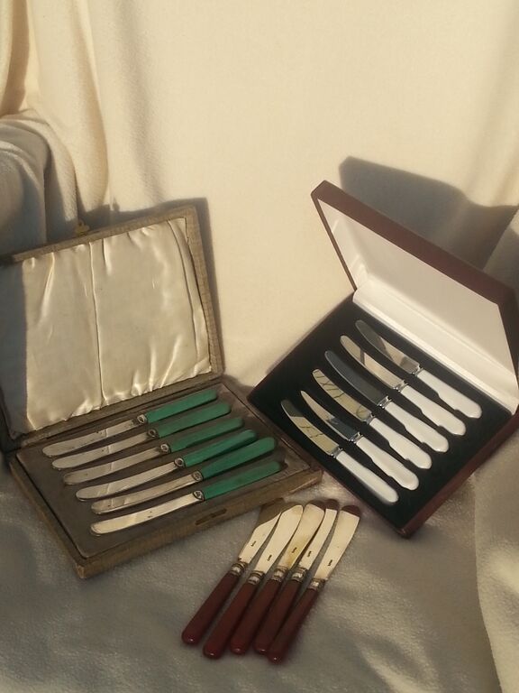 Boxed Vintage Butter Knives Together with Some Loose. Delivery Available.