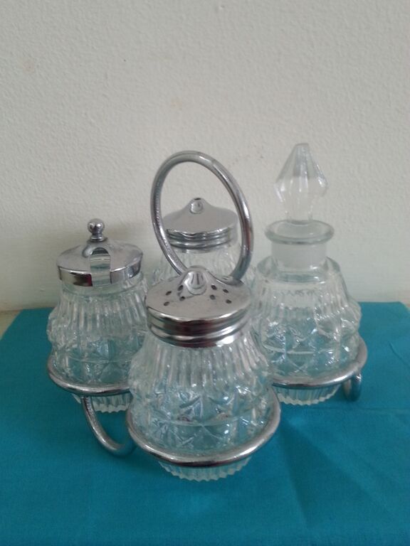 Retro Cruet Set in Good Condition. Delivery Available.