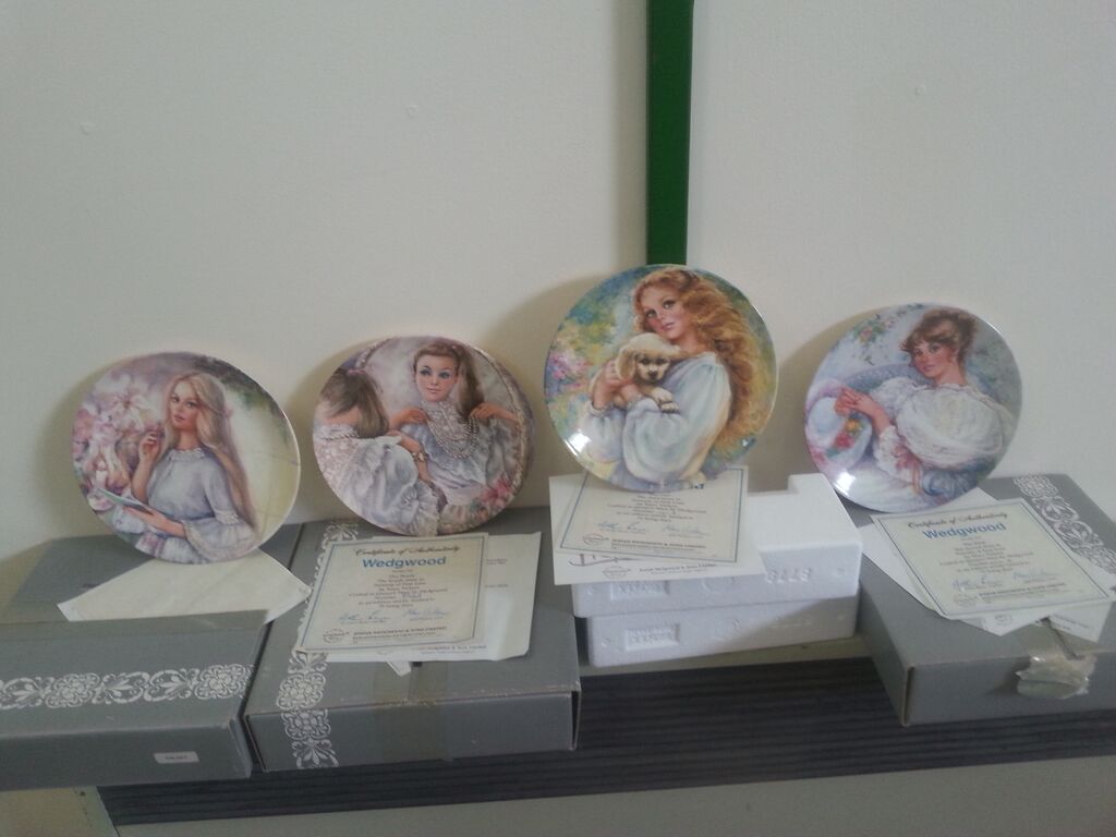 A Collection of Boxed Superb/Mint Condition Wedgwood Plates with Certificates . Delivery Available.