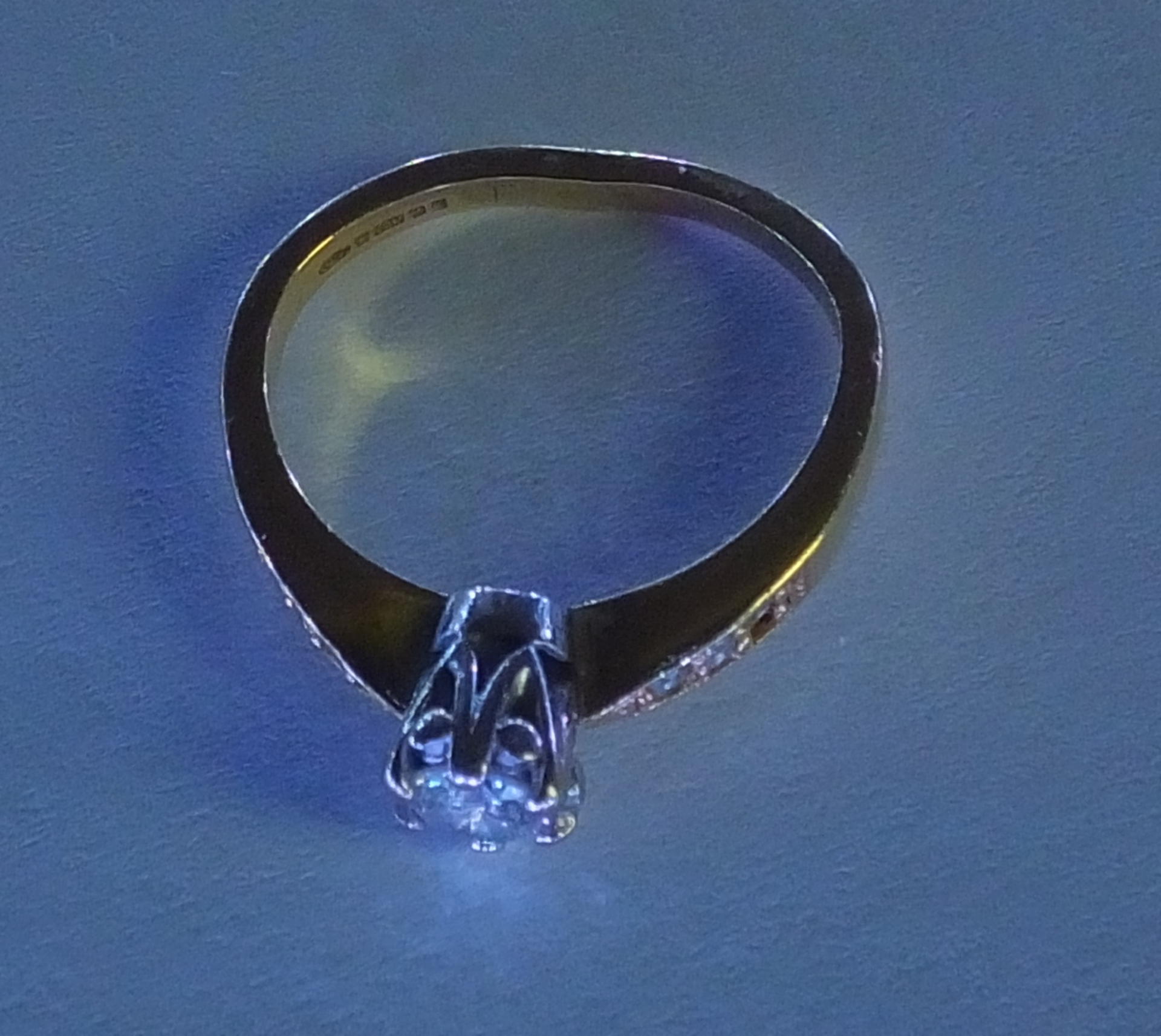 A 0.33 carat diamond solitiare ring in 18 carat gold. With futher diamonds along each shoulder - Image 2 of 2