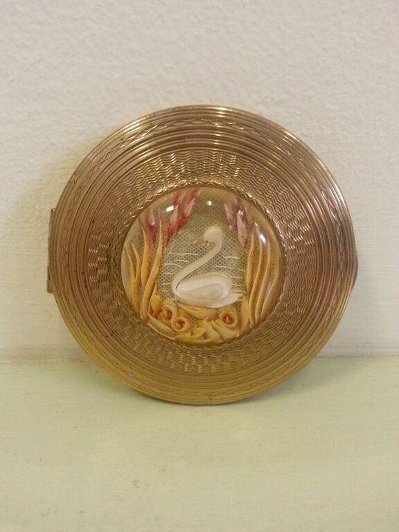 A Very Special/Rare Vintage Kigu Lucite Powder Compact. This is a Superb Example Featuring a Swan in