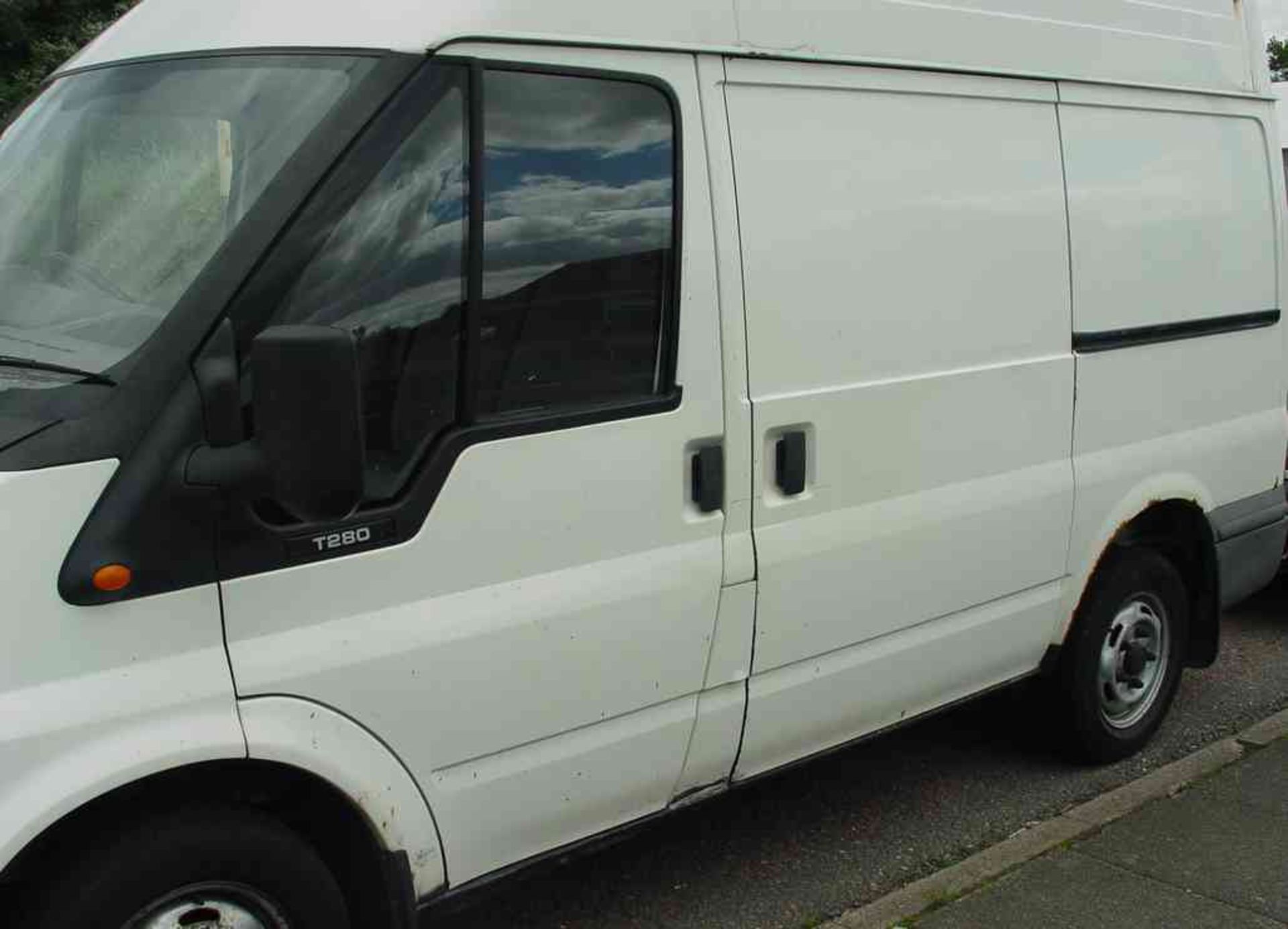 TRANSIT VAN 2003 - MJ03 MBU - 1988CC DIESEL MOT JUNE 2016 DRIVES VERY WELL DOES WANT A GOOD CLEANUP, - Image 2 of 7