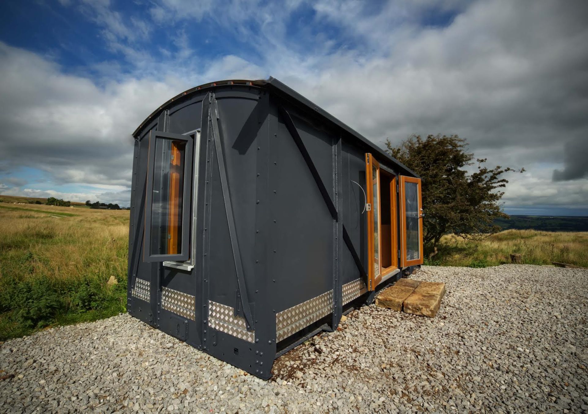 Refurbished Railway carriage, ideal for accommodation, shoot cabin, office, garden room. - Image 5 of 5