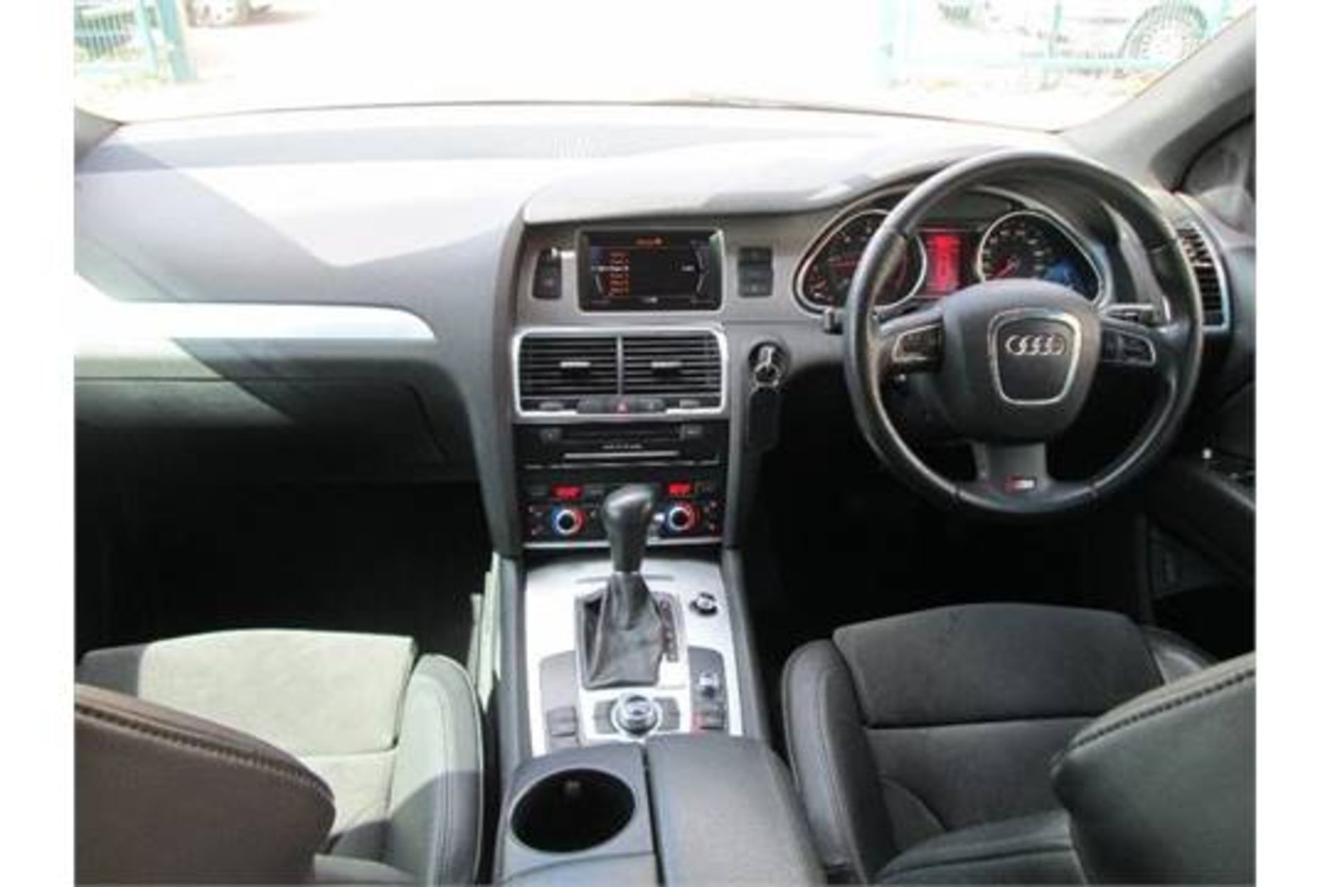 Audi Q7 3.0 TDI S Line Tiptronic Quattro 5dr 64k FSH,
HALF LEATHER / HALF SUEDE SEATS. - Image 7 of 12