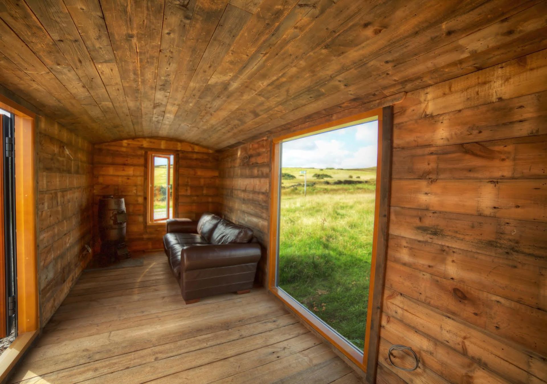 Refurbished Railway carriage, ideal for accommodation, shoot cabin, office, garden room. - Image 4 of 5