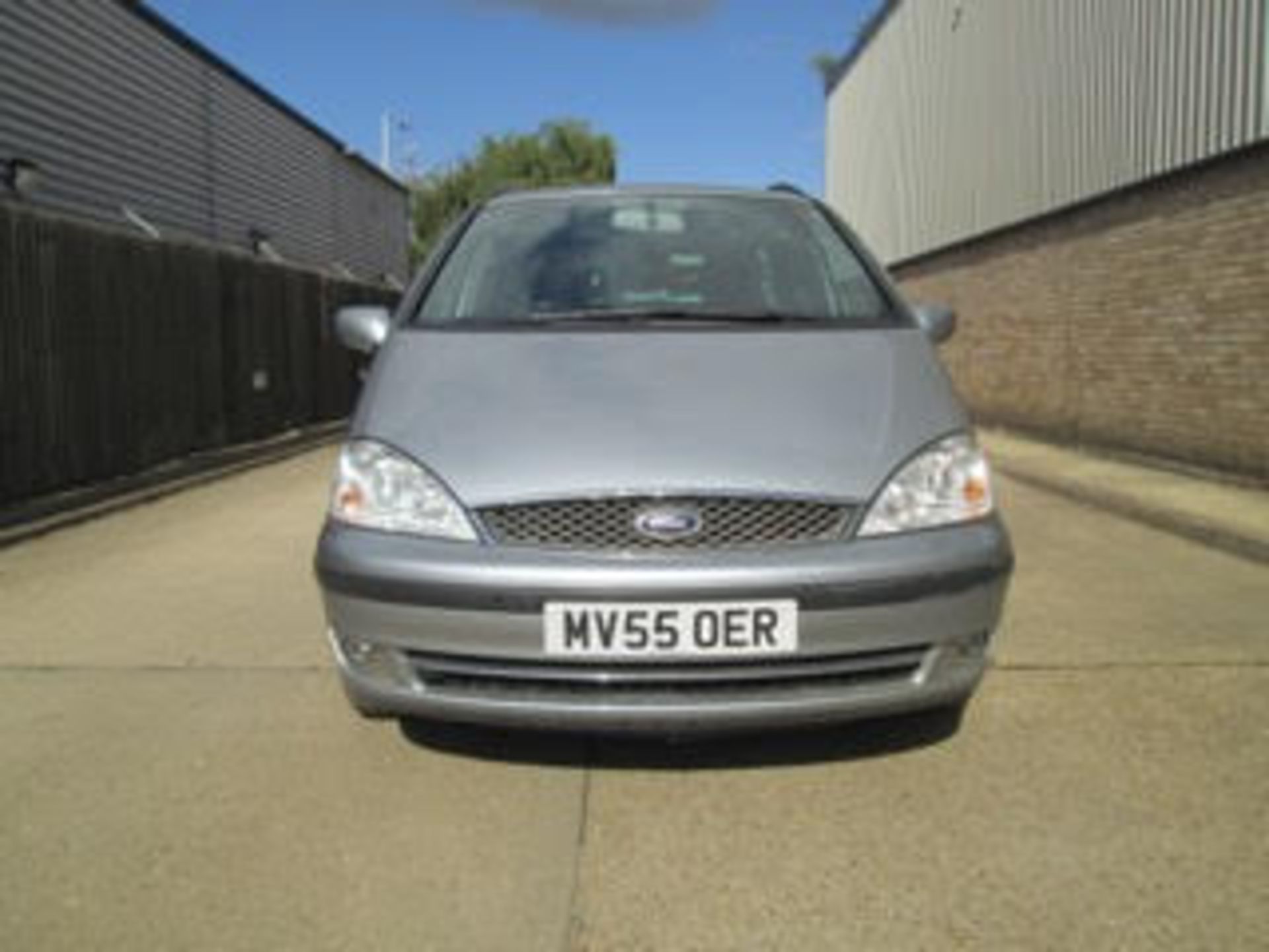 Ford Galaxy 1.9 TDi Ghia 5dr ONY 85k. LEATHER, DVD SEATS, A/C.
Year/Reg:2005 (55) - Mileage:85,000 - Image 2 of 5