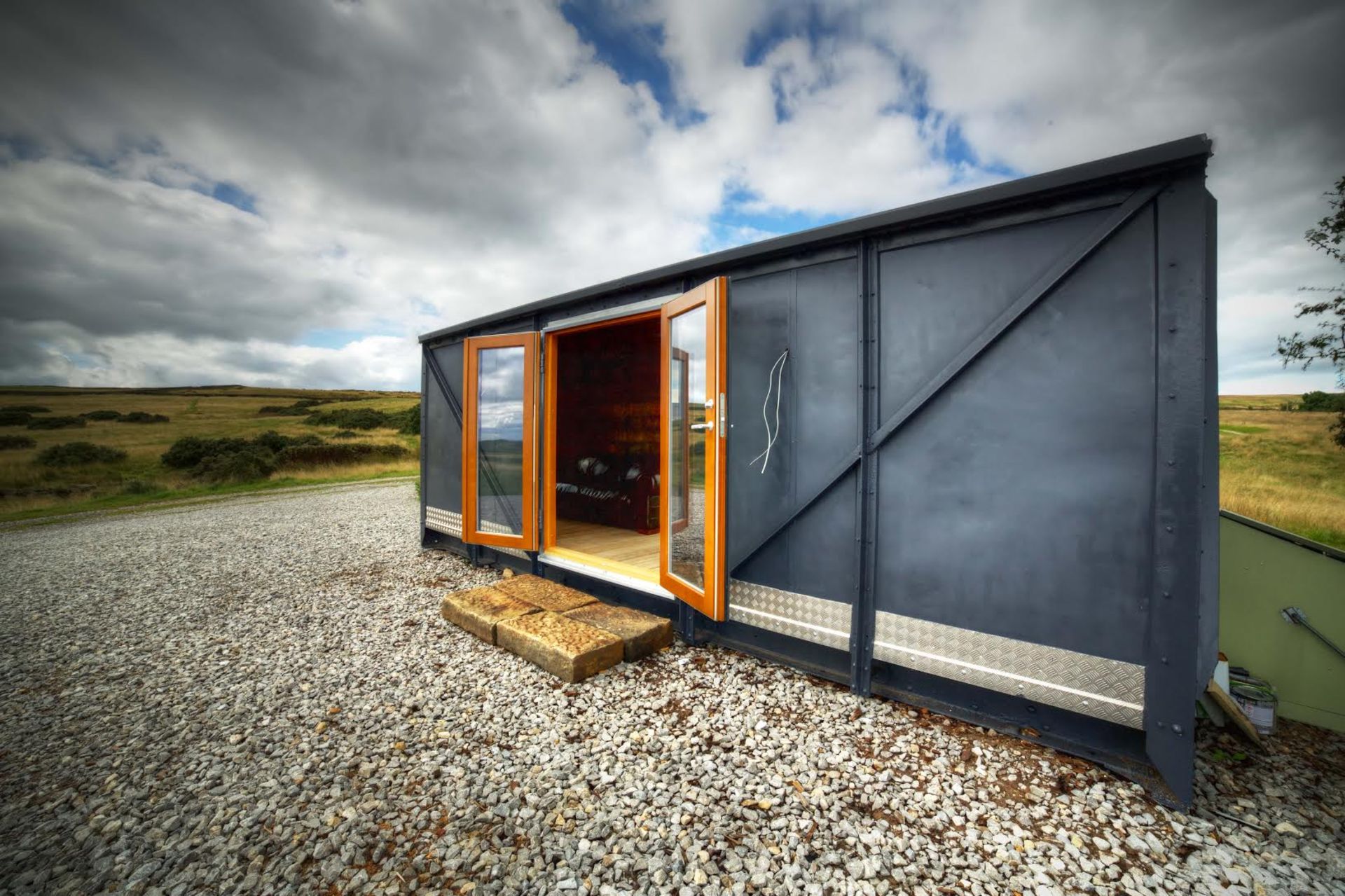 Refurbished Railway carriage, ideal for accommodation, shoot cabin, office, garden room. - Image 3 of 5