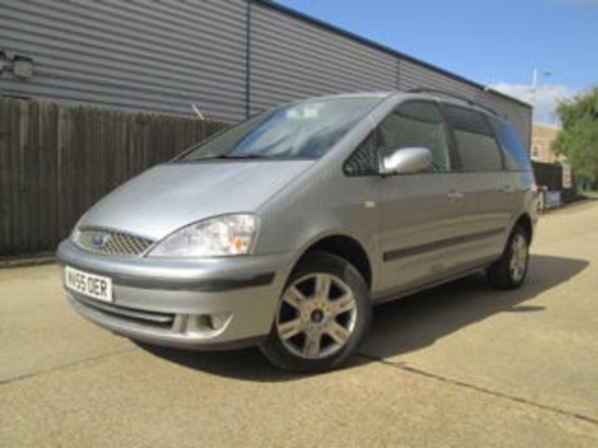 Ford Galaxy 1.9 TDi Ghia 5dr ONY 85k. LEATHER, DVD SEATS, A/C.
Year/Reg:2005 (55) - Mileage:85,000 - Image 4 of 5