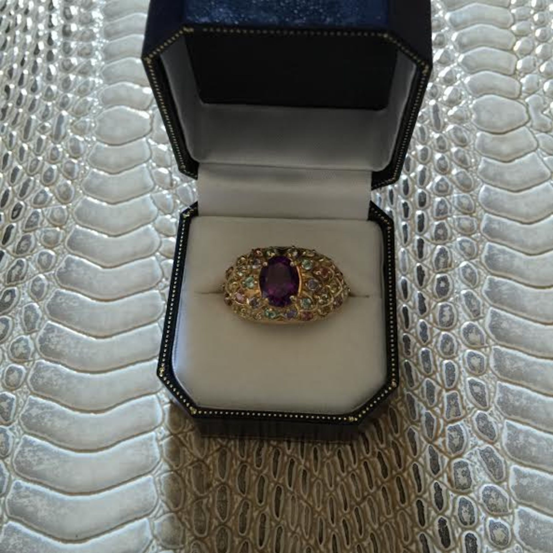 10 ct gold ring with amethyst non other gems very large ring - Image 4 of 4