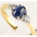 18 CT GOLD SAPPHIRE & 2 DIAMOND TRILOGY RING - TOTAL DIAMOND CONTENT APPROX: 0.30CT - RING SIZE: O/P