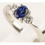 18CT WHITE GOLD & ROYAL BLUE SAPPHIRE & DIAMOND TRILOGY RING - TOTAL DIAMOND CONTENT APPROX: 0.