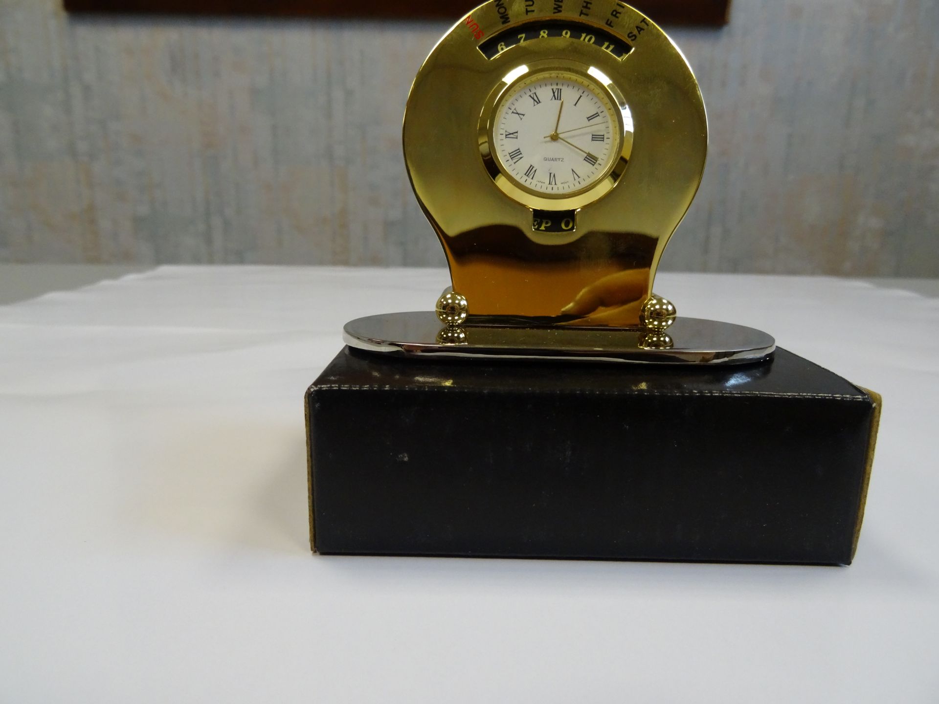 Brass effect desk top quartz date and calender clock x 30 Units - Image 4 of 7