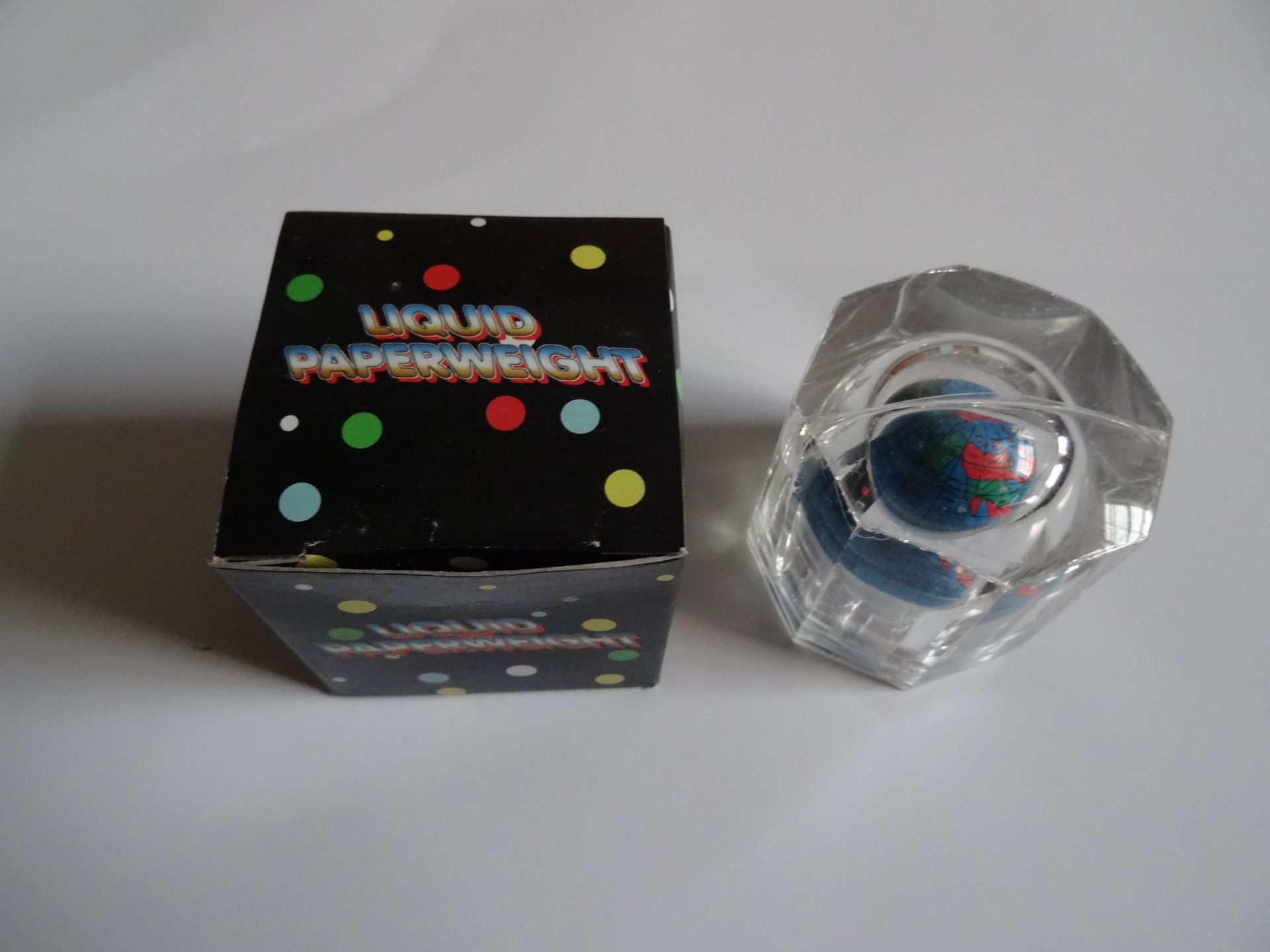 Novelty Liquid Paperweight World Map x 90 Units - Image 2 of 4