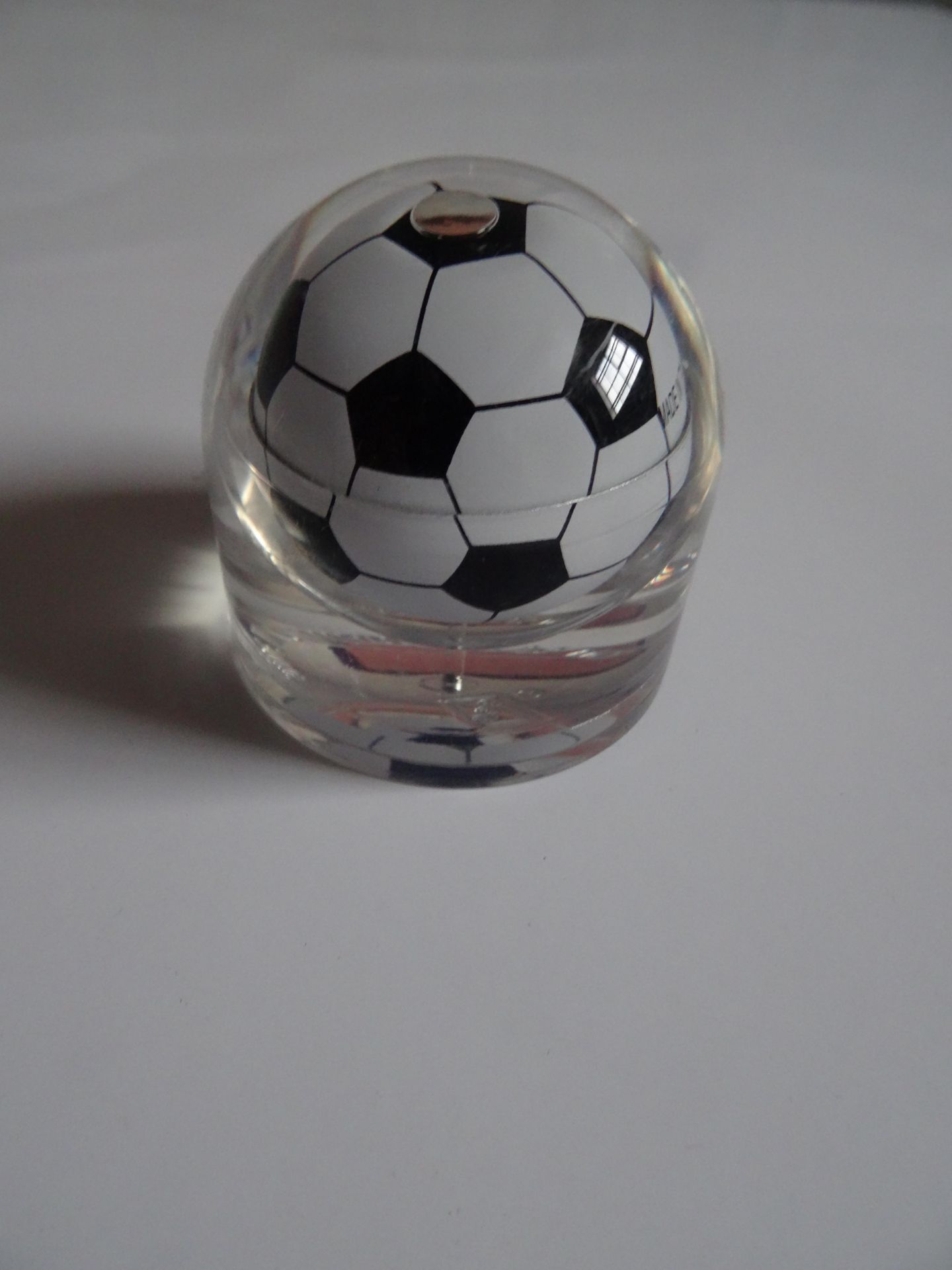 Novelty Liquid Paperweight Football x 90 Units - Image 3 of 6