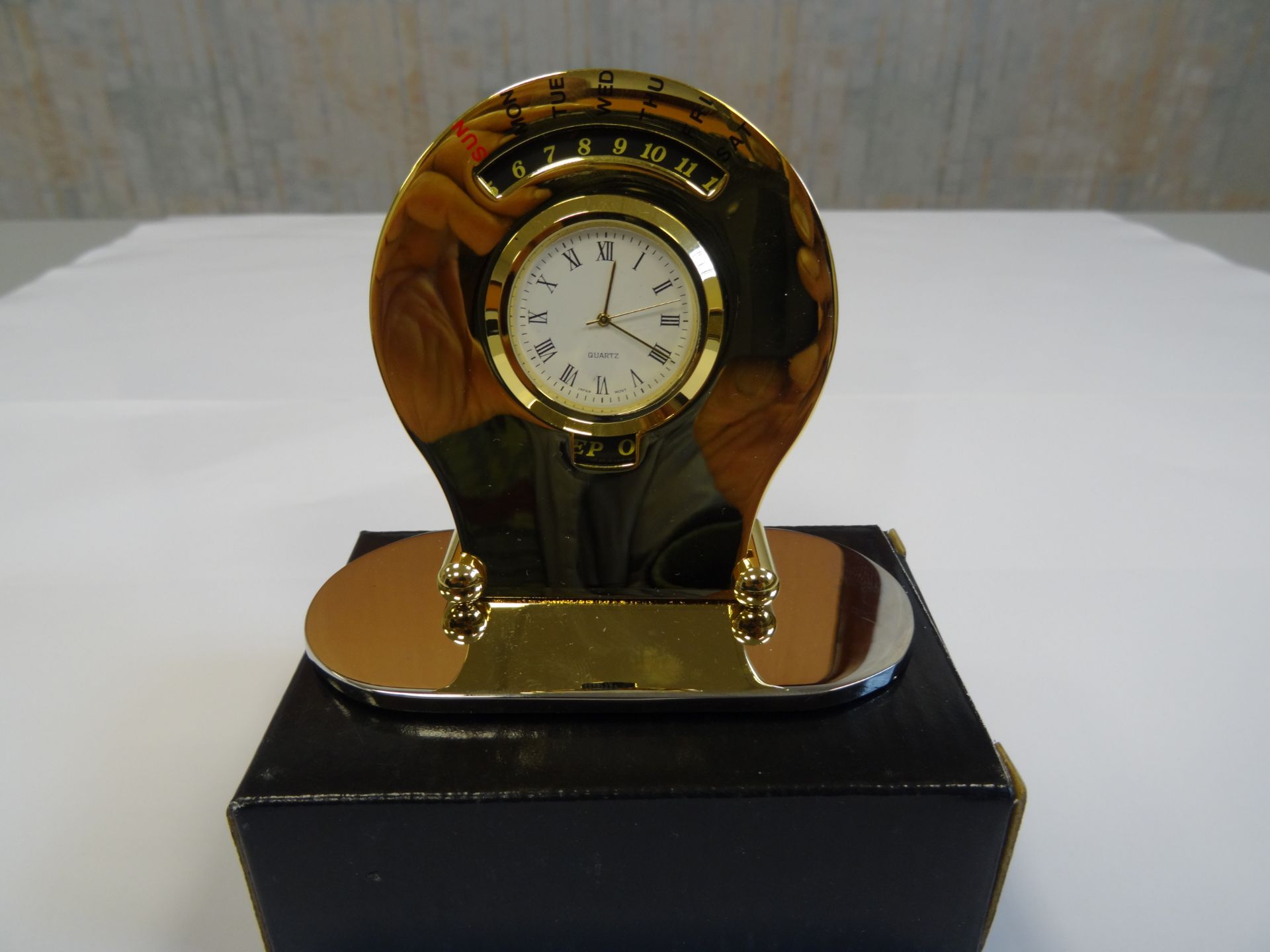 Brass effect desk top quartz date and calender clock x 30 Units - Image 5 of 7