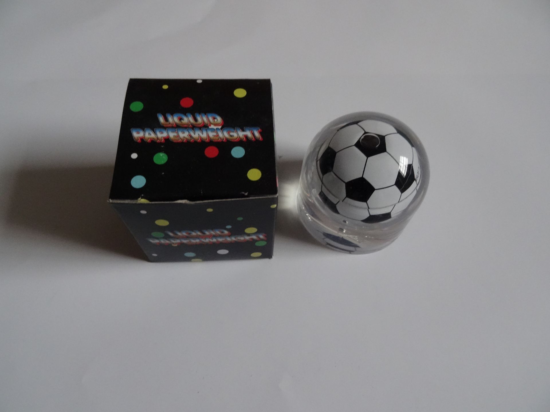 Novelty Liquid Paperweight Football x 90 Units - Image 2 of 6