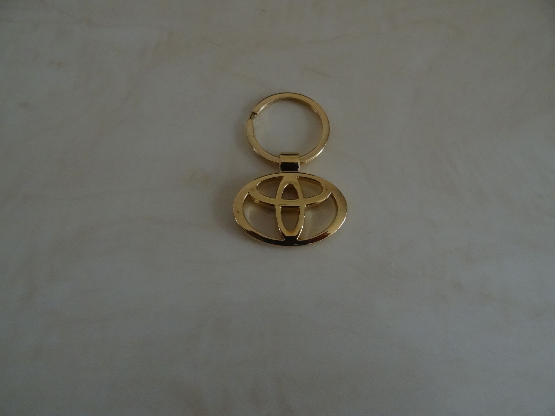 24ct Gold Plated Toyota Emblem Keyring in Luxury Gift Box x 1 Unit - Image 3 of 3