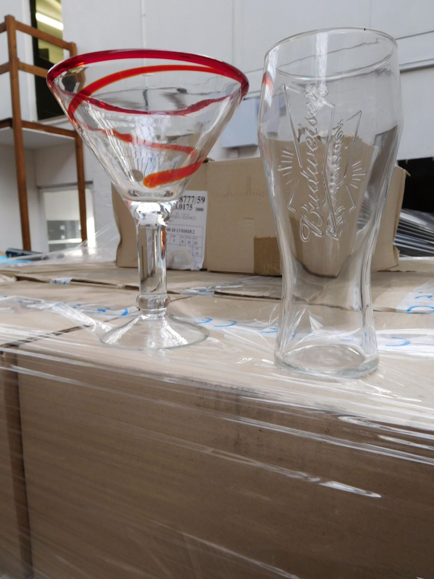 PALLET (C1) TO CONTAIN 168 x UTOPIA GLASSWARE HIGH QUALITY RED SWIRL MARTINI GLASSES & 288 x 20oz