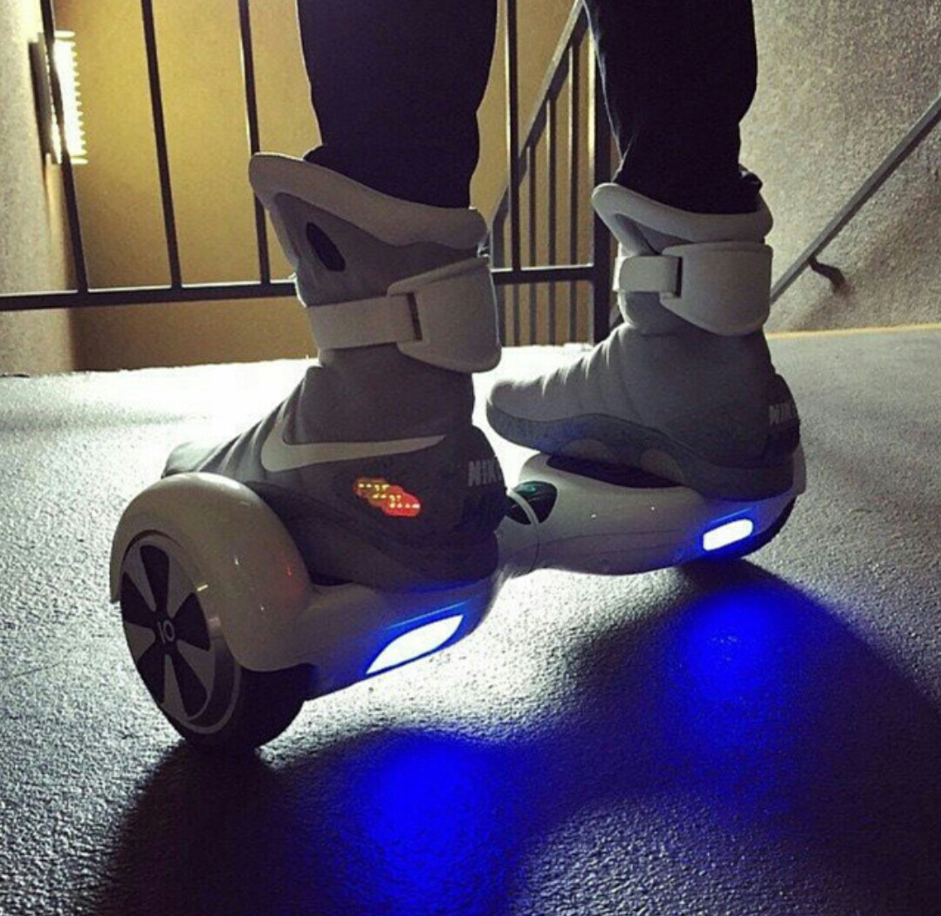 macbeyond x Hi wheel Series, Black Model Name: R2 LED (6.5 inch wheels, Best Seller) Smart - Image 3 of 9