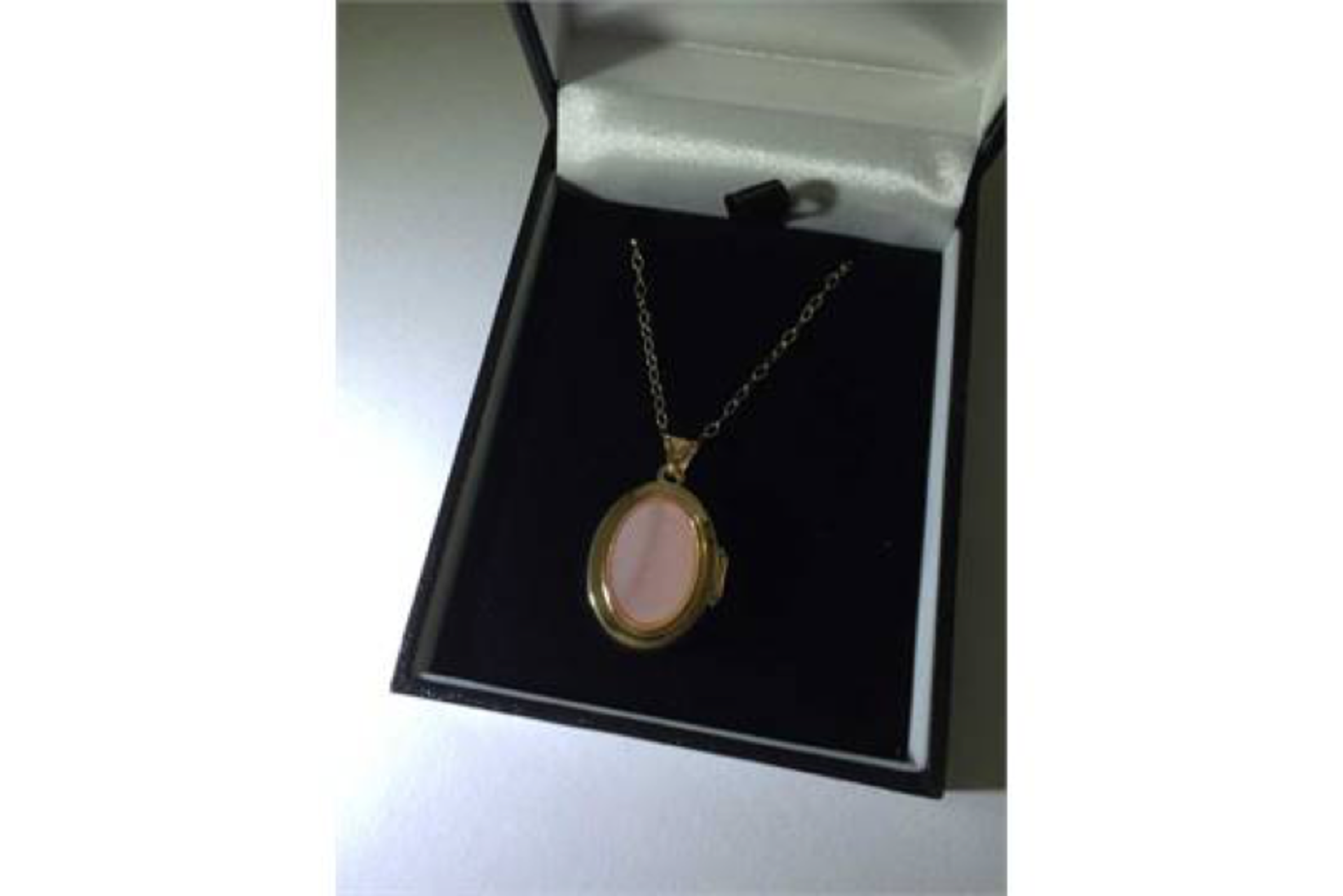 9ct Gold Mother of Pearl Oval Locket