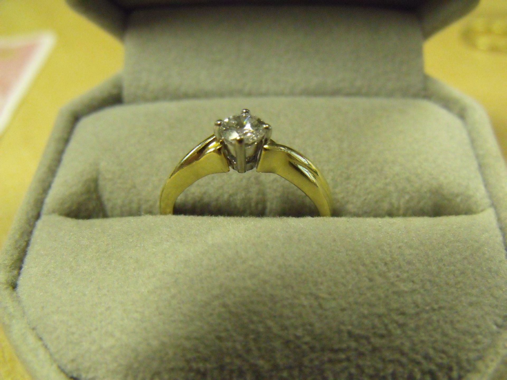 18ct gold yellow and white gold solitaire diamond ring - Image 2 of 3