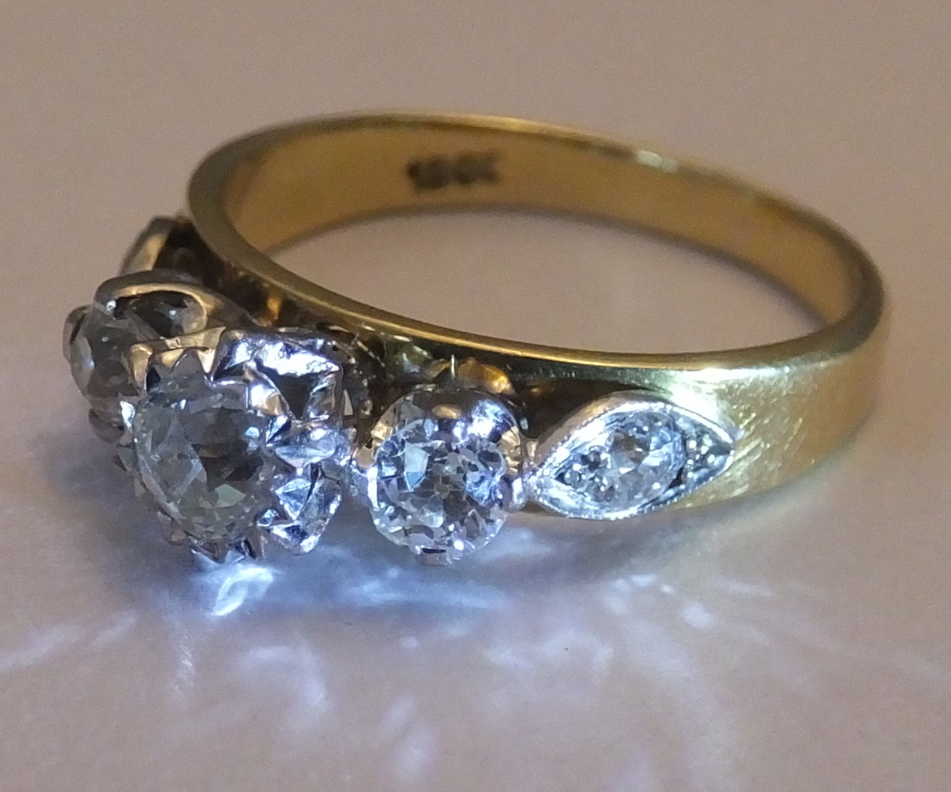 An 18ct Gold 5 stone ring. 1ct of old mine cut diamonds set in 18 carat gold - Image 3 of 3