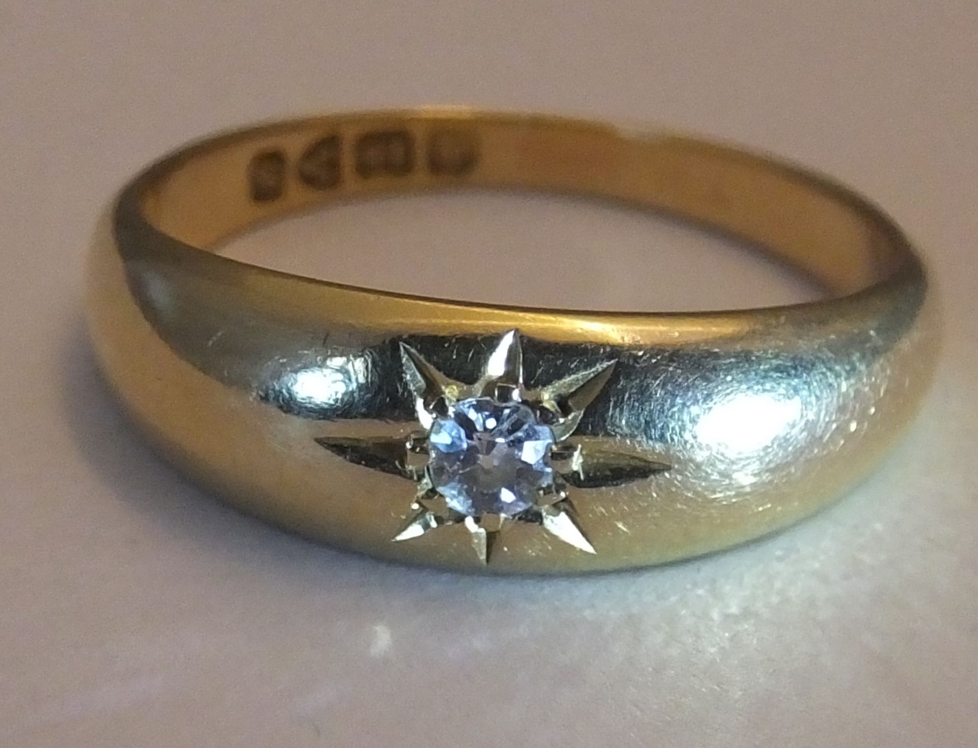 An 18ct Gold Diamond single stone gentlemans ring. With a single briliant old cut diamond. Estimated