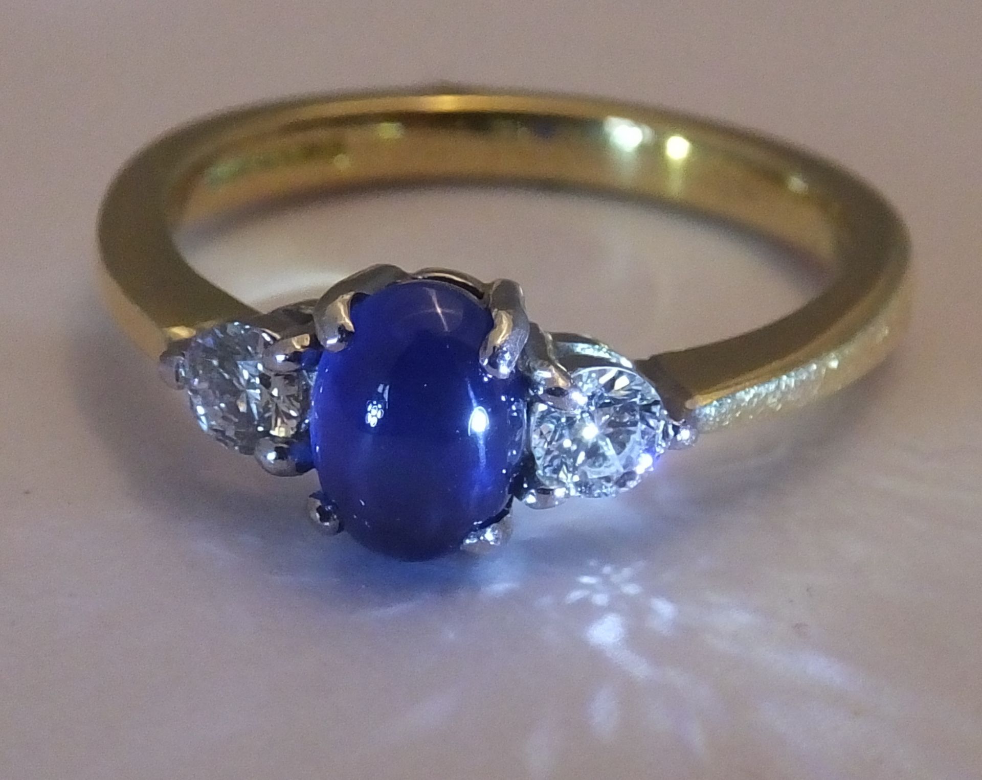 18 CT GOLD SAPPHIRE & 2 DIAMOND TRILOGY RING - Size P - A STUNNING SAPPHIRE CABOUCHON ALONG SIDE 2