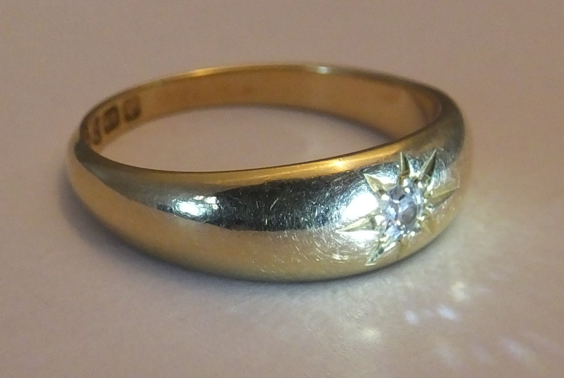 An 18ct Gold Diamond single stone gentlemans ring. With a single briliant old cut diamond. Estimated - Image 2 of 3