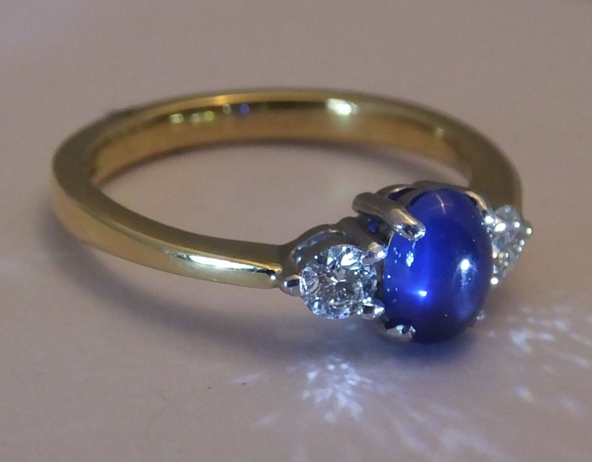 18 CT GOLD SAPPHIRE & 2 DIAMOND TRILOGY RING - Size P - A STUNNING SAPPHIRE CABOUCHON ALONG SIDE 2 - Image 2 of 2