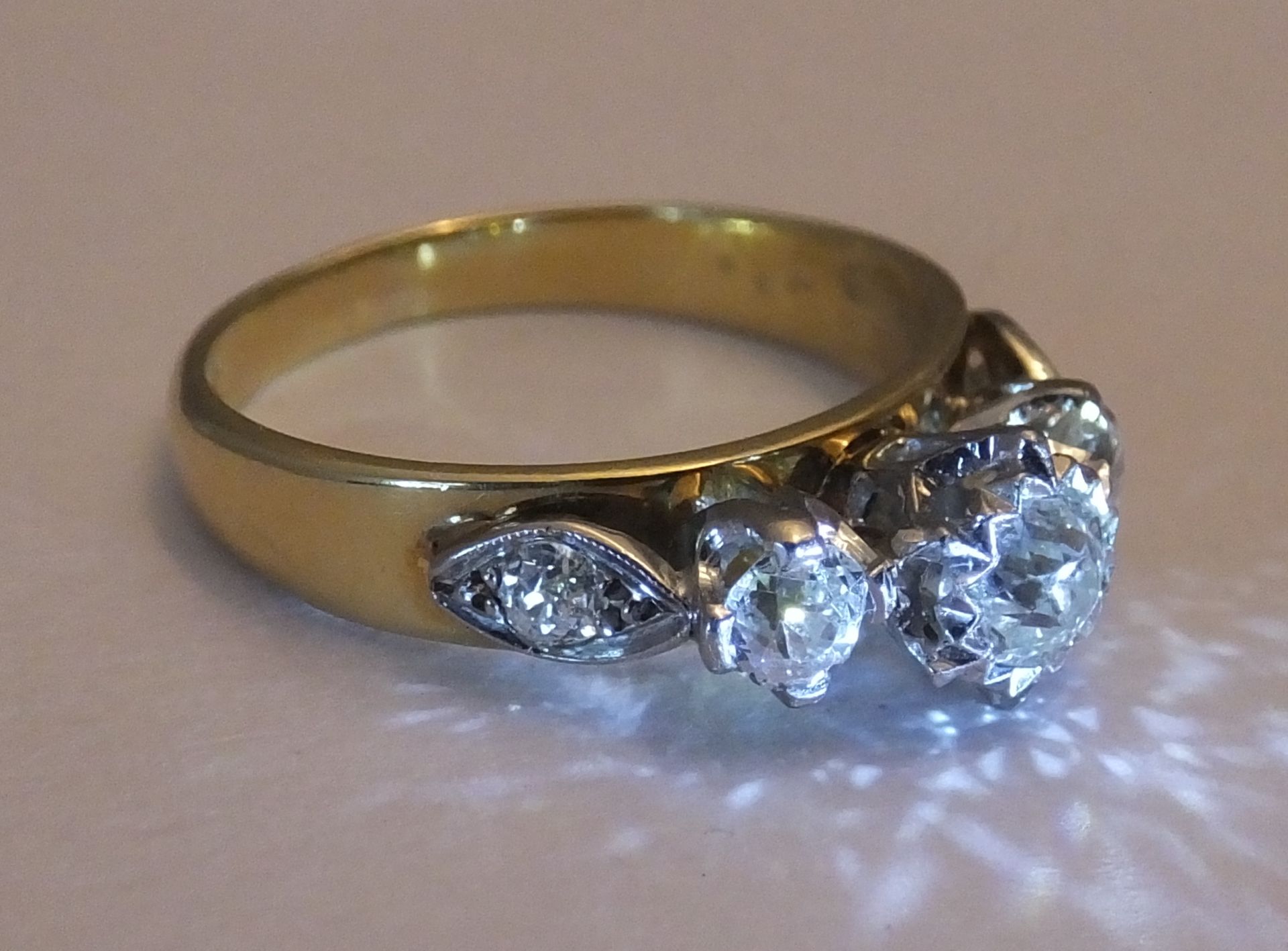 An 18ct Gold 5 stone ring. 1ct of old mine cut diamonds set in 18 carat gold - Image 2 of 3