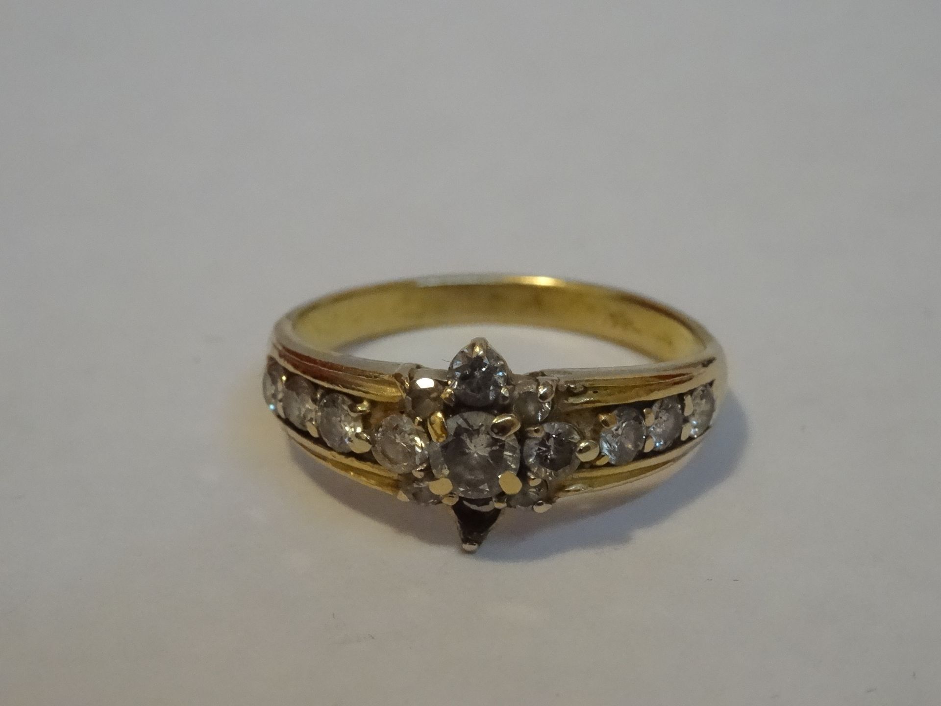 18 Carat Yellow Gold Diamond Cluster Ring. - Image 3 of 4