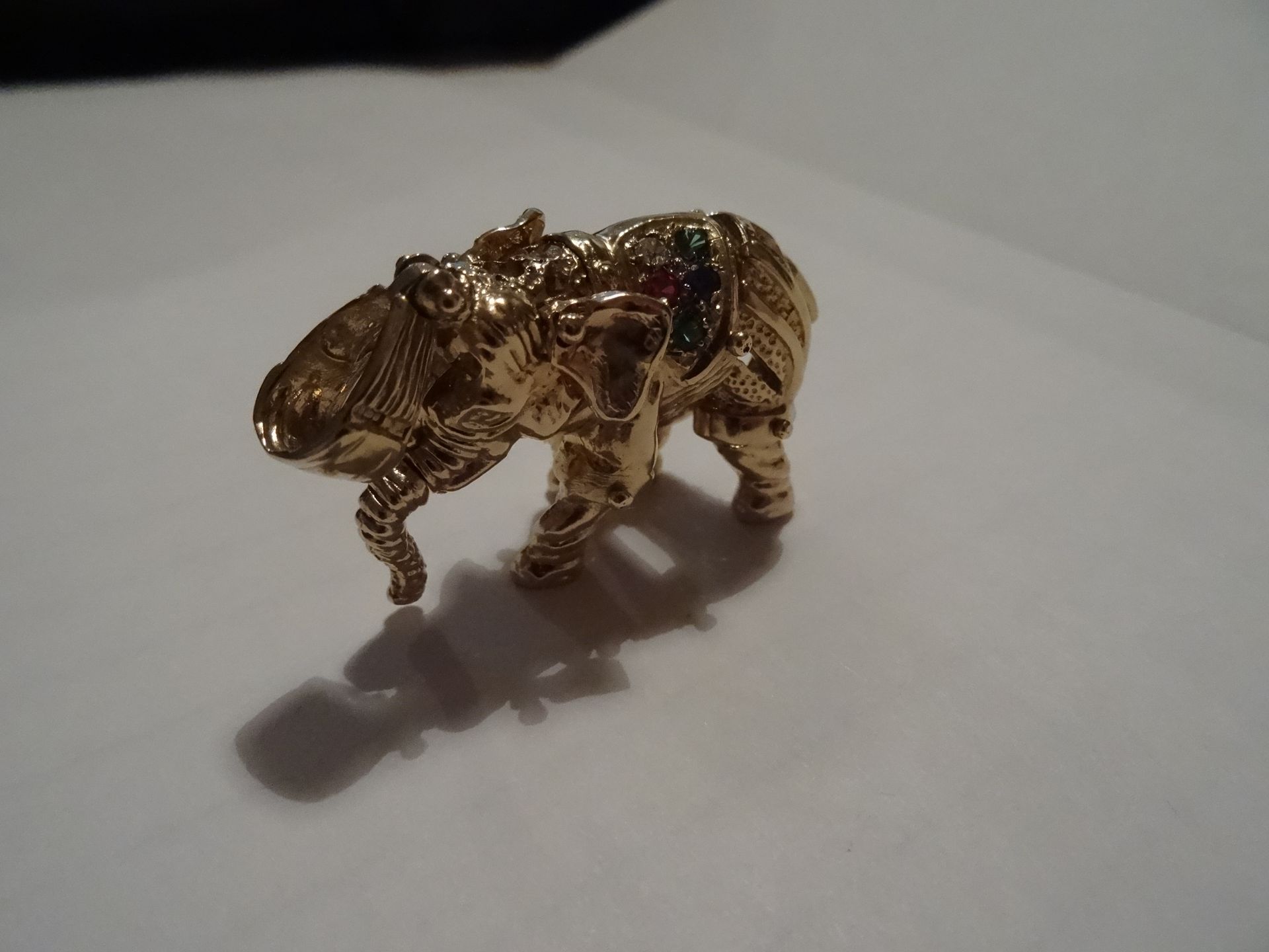 9 CARAT YELLOW GOLD, MOVeABLE ELEPHANT PENDANT. Set with 11 Stones in red, green, blue and clear. - Image 3 of 3