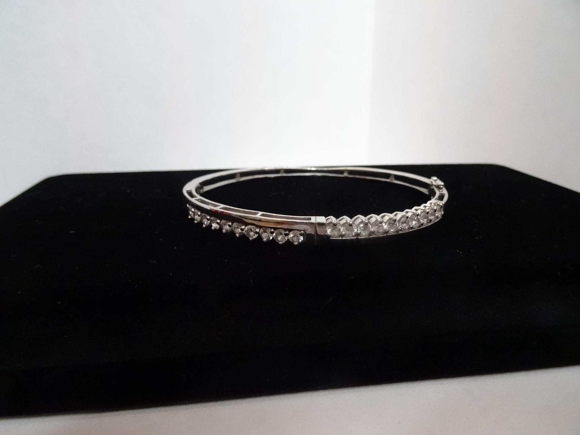 9 Carat White Gold Clear Stone Hinged Bangle. Contains 20 x 2.75mm Clear Stones. - Image 2 of 6