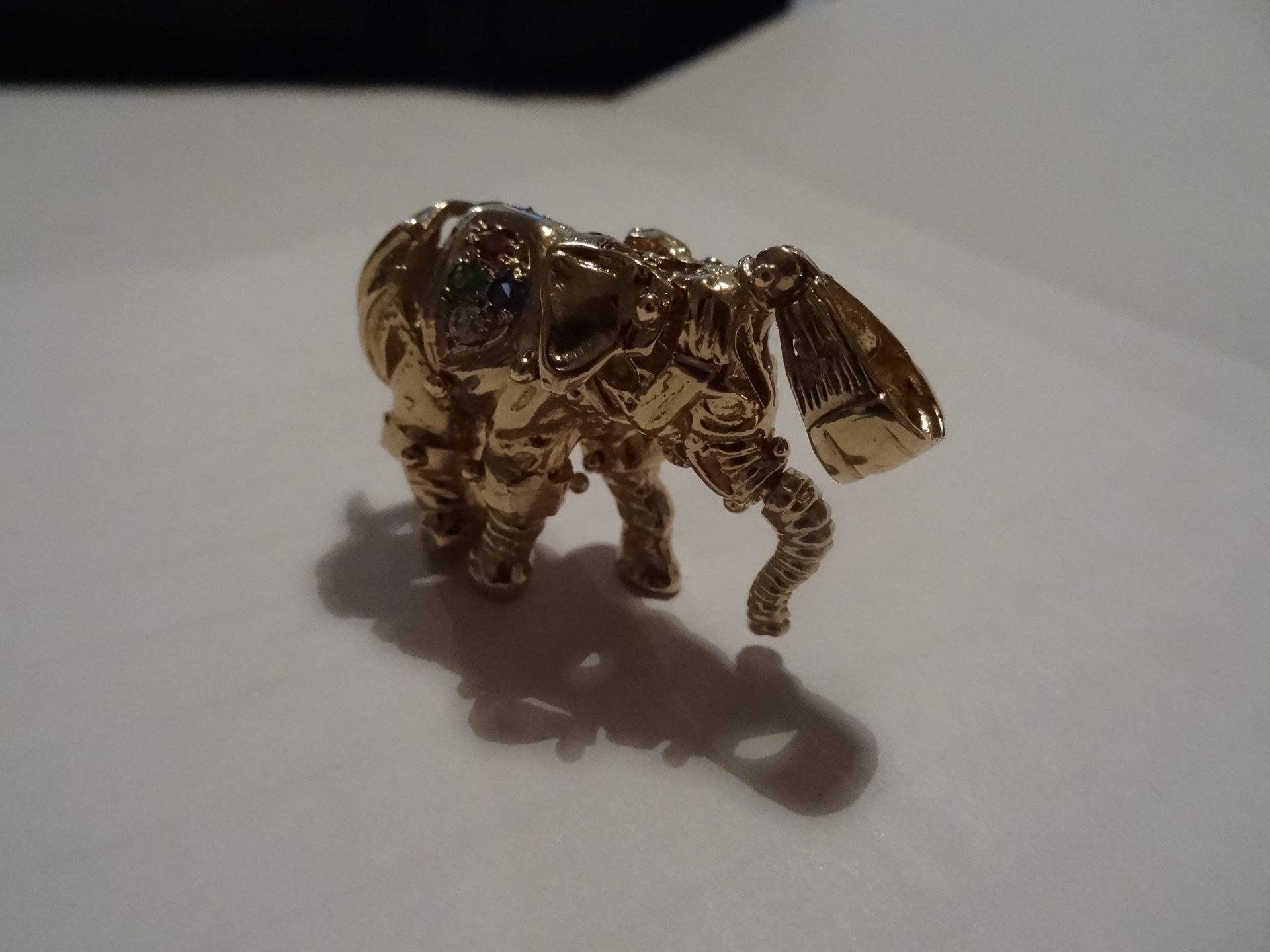 9 CARAT YELLOW GOLD, MOVeABLE ELEPHANT PENDANT. Set with 11 Stones in red, green, blue and clear. - Image 2 of 3