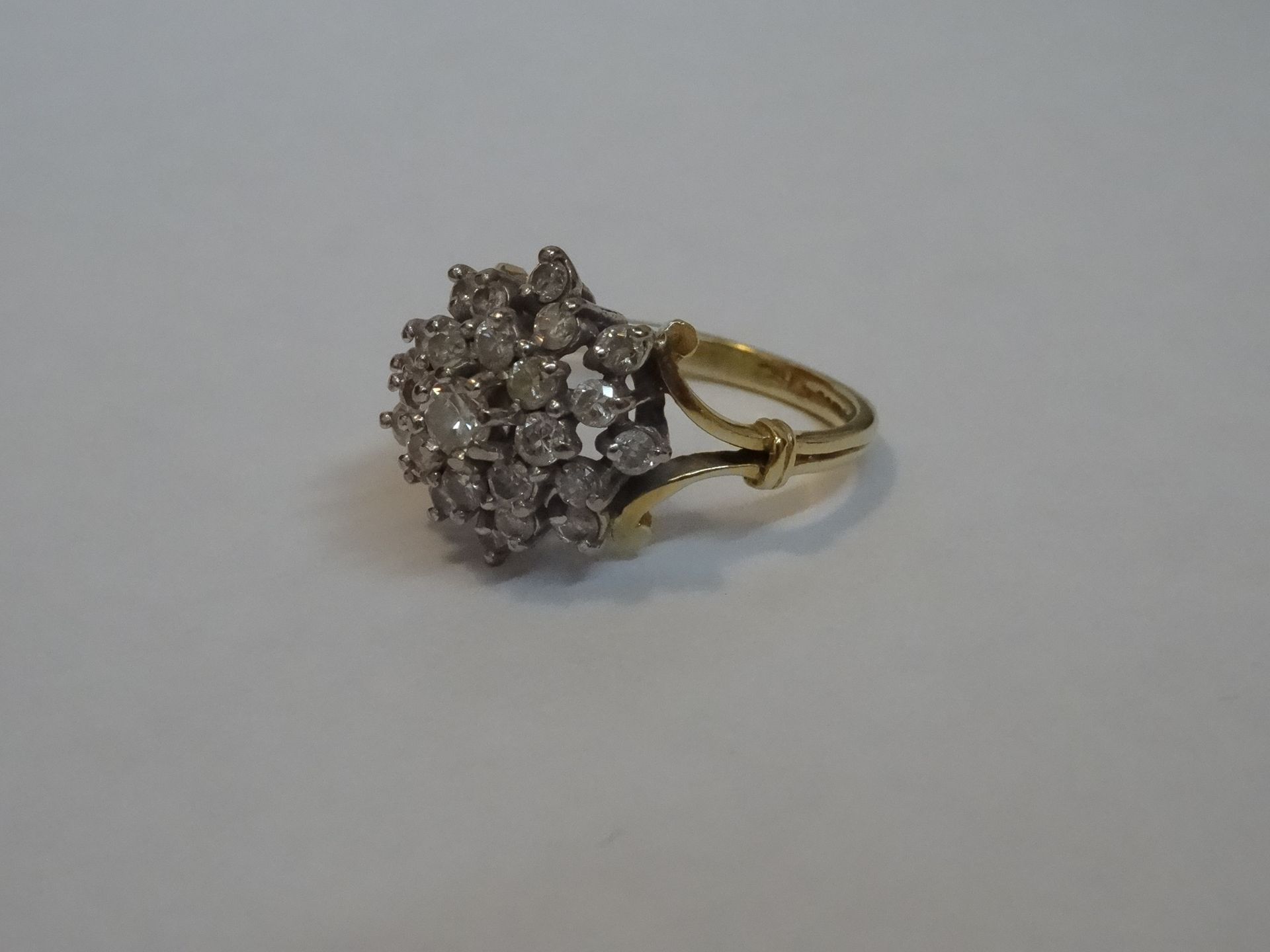 18 Carat Yellow & White Gold Diamond Cluster Ring. Containing 0.85 Carats of diamonds - Image 4 of 6