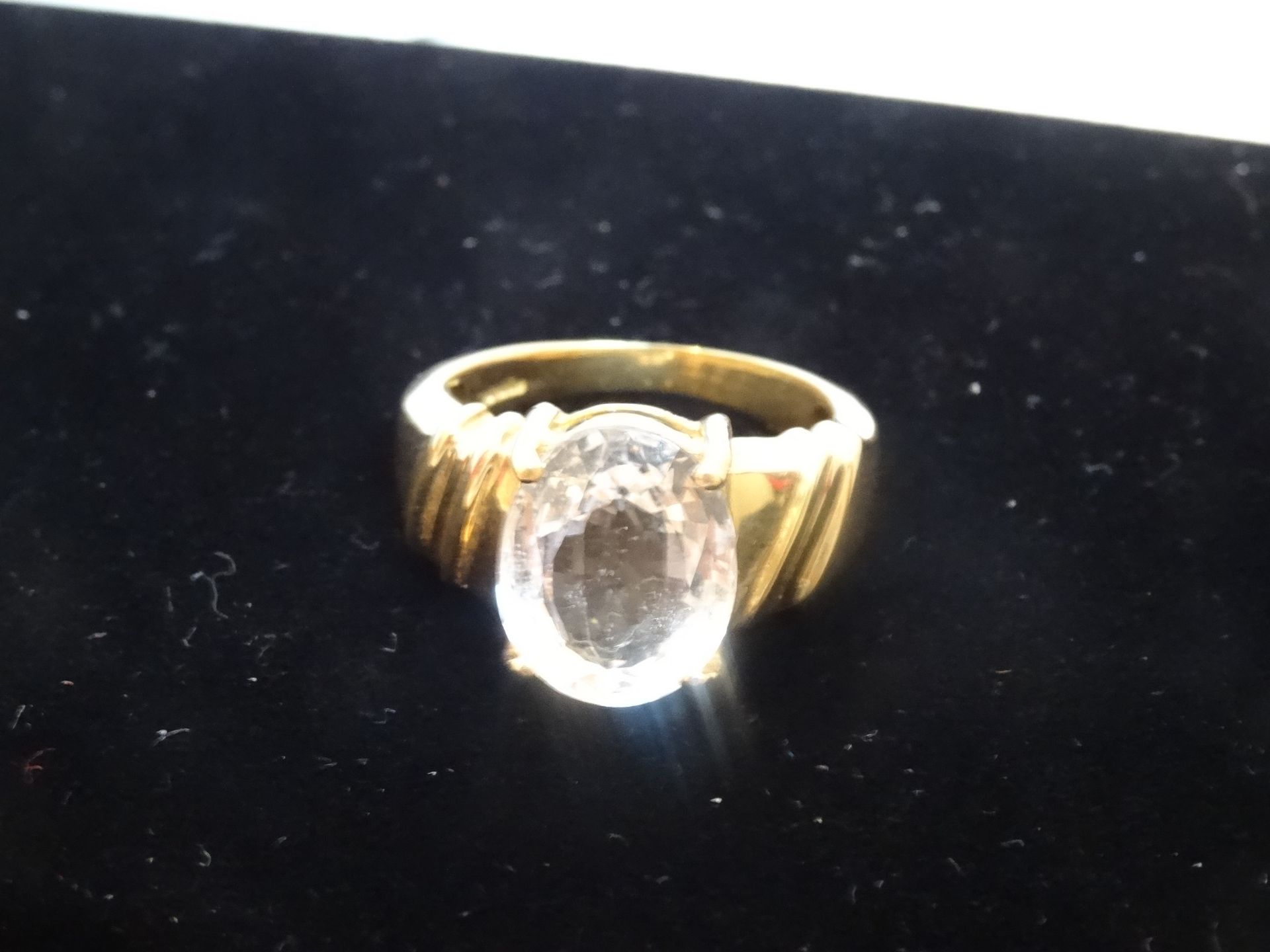 18 Carat Yellow Gold Ring With Clear Stone Ring. Total Piece Weight 8.6 Grams - Image 3 of 4