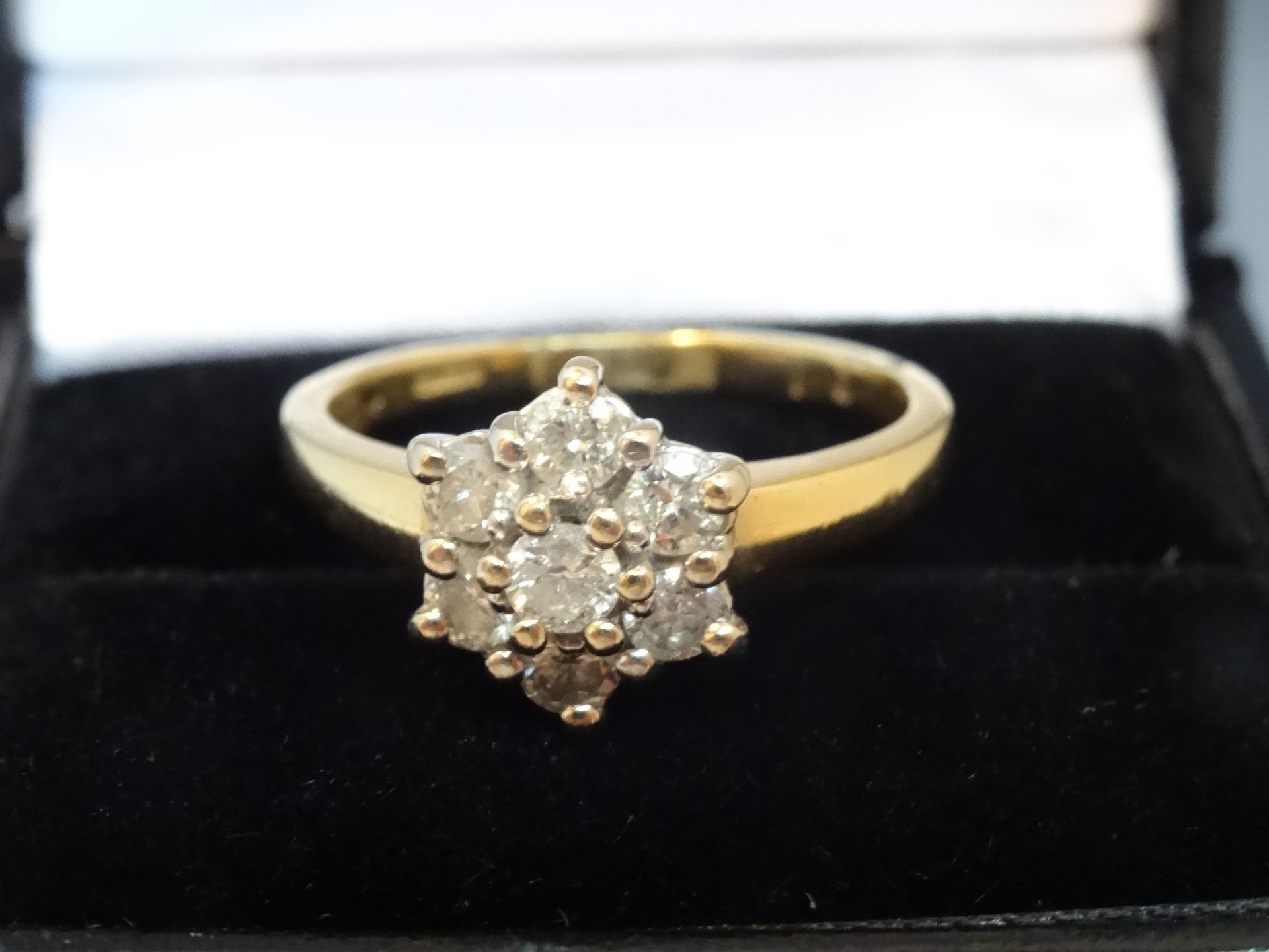 18 Carat Yellow & White Gold Diamond Cluster Ring. - Image 6 of 7