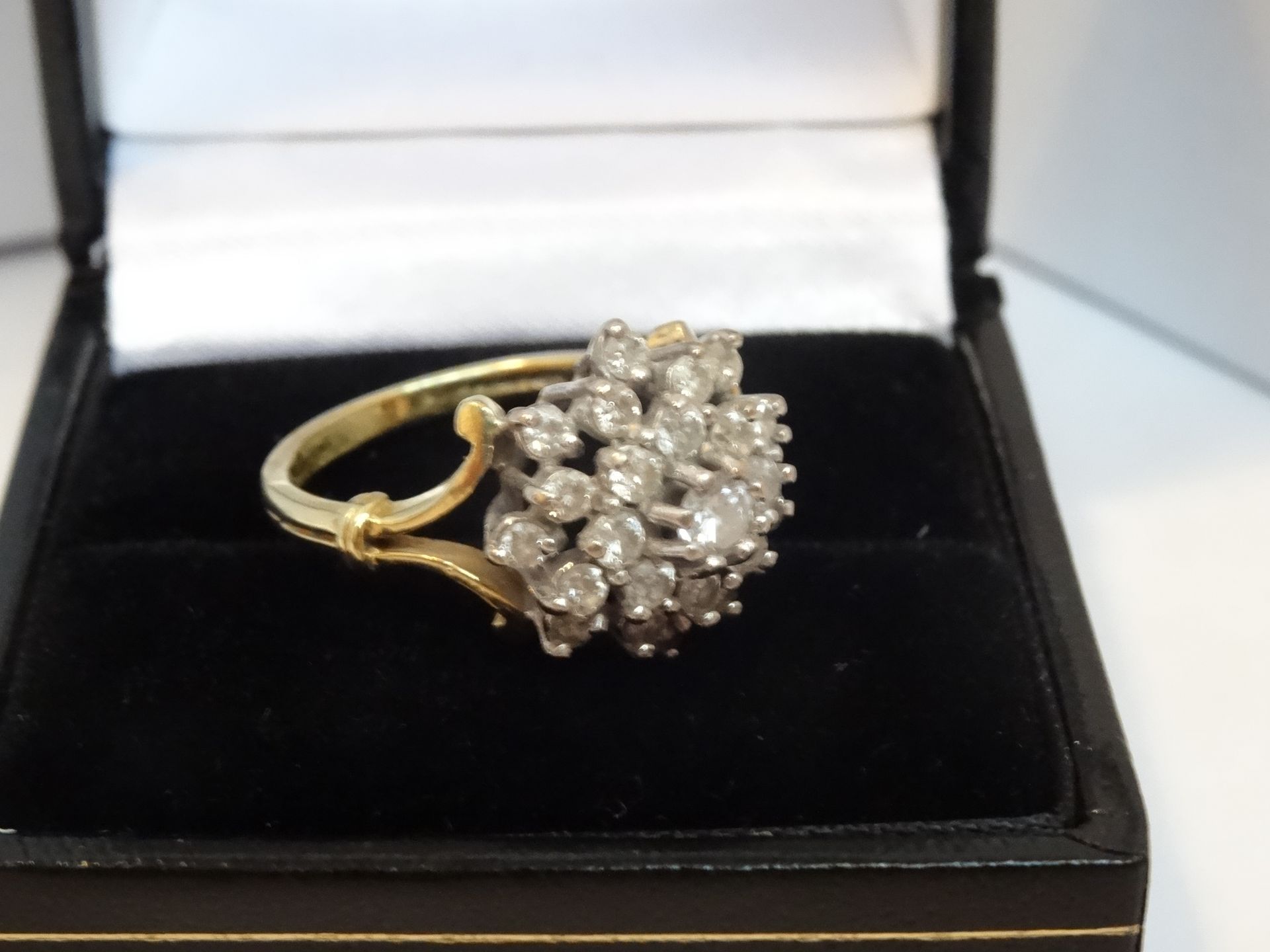 18 Carat Yellow & White Gold Diamond Cluster Ring. Containing 0.85 Carats of diamonds - Image 2 of 6