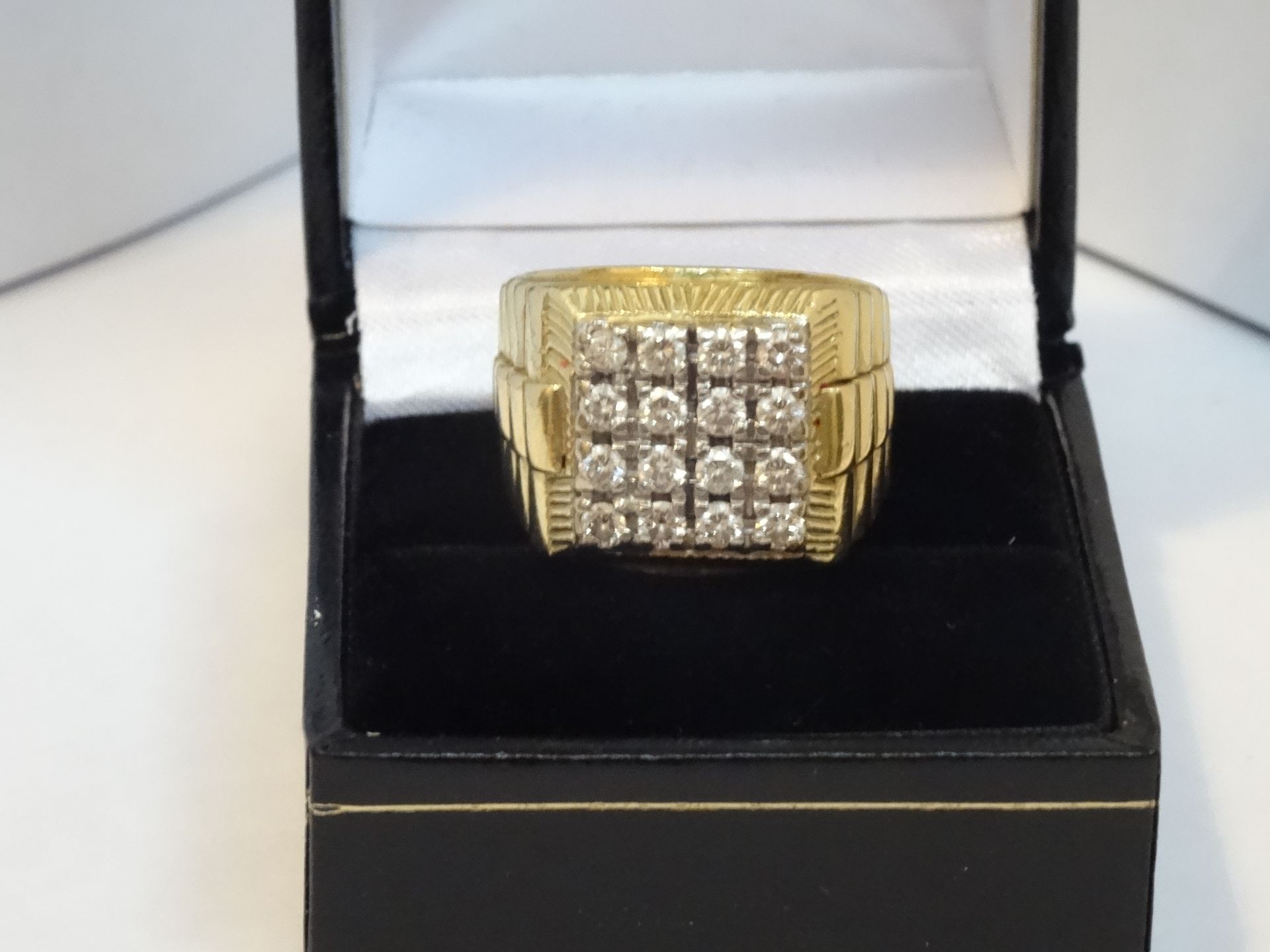 18 Carat Yellow & White Gold Gents Rolex Style Ring Containing 0.8 Carats Of Diamonds. - Image 4 of 6