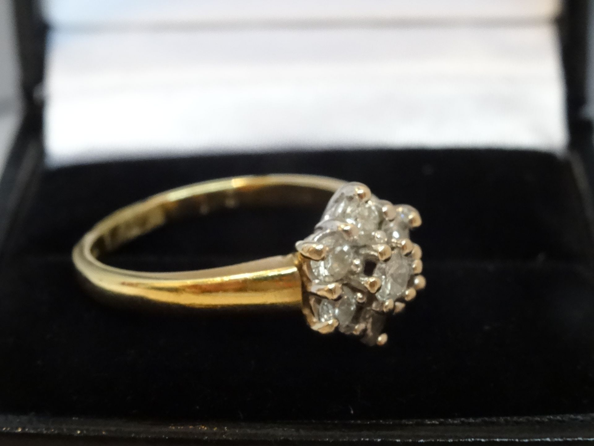 18 Carat Yellow & White Gold Diamond Cluster Ring. - Image 5 of 7
