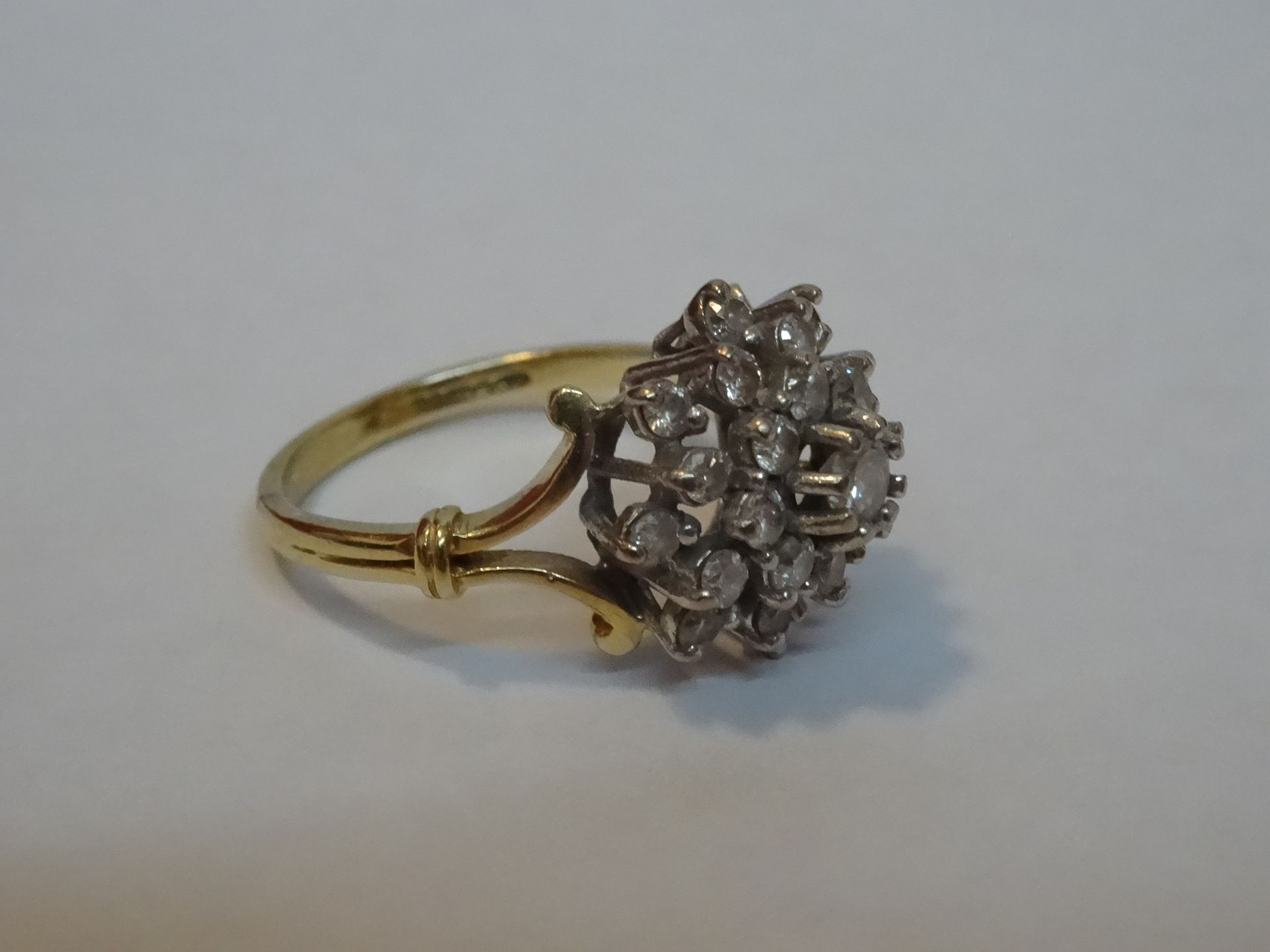 18 Carat Yellow & White Gold Diamond Cluster Ring. Containing 0.85 Carats of diamonds - Image 3 of 6