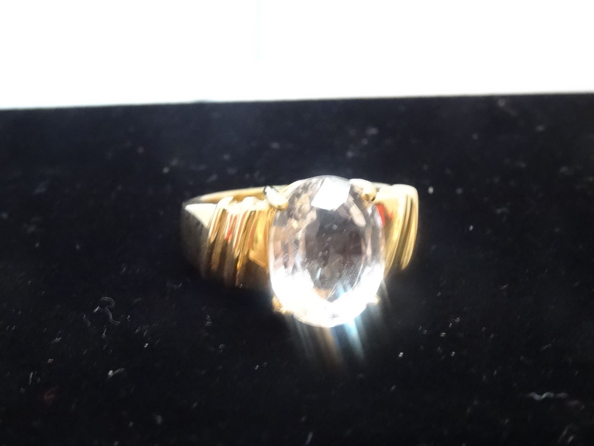 18 Carat Yellow Gold Ring With Clear Stone Ring. Total Piece Weight 8.6 Grams - Image 4 of 4