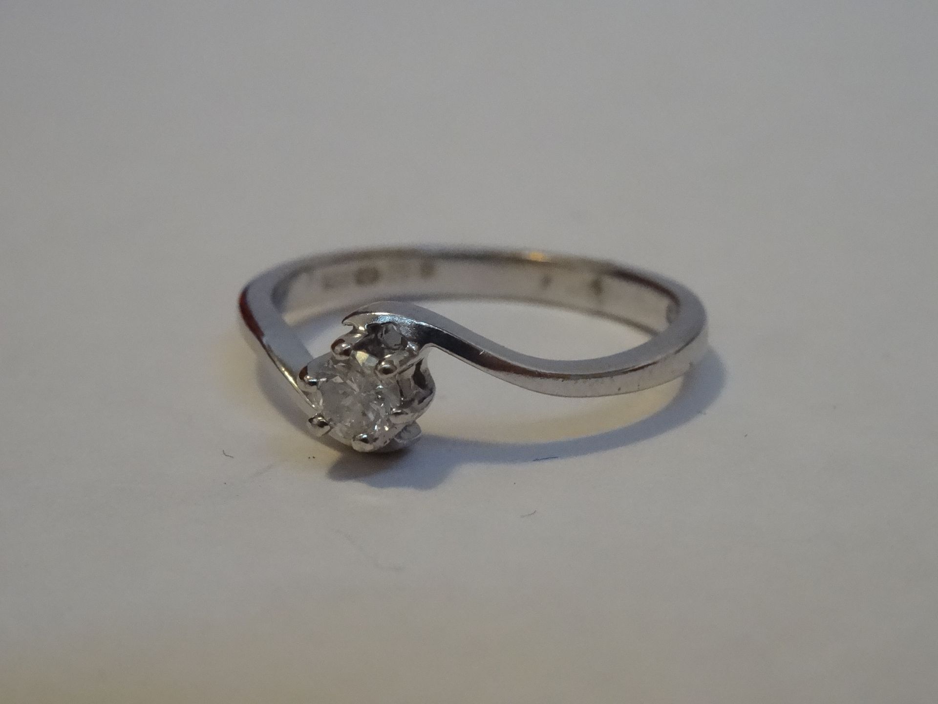 9 Carat White Gold Twist Style Diamond Ring. - Image 2 of 5