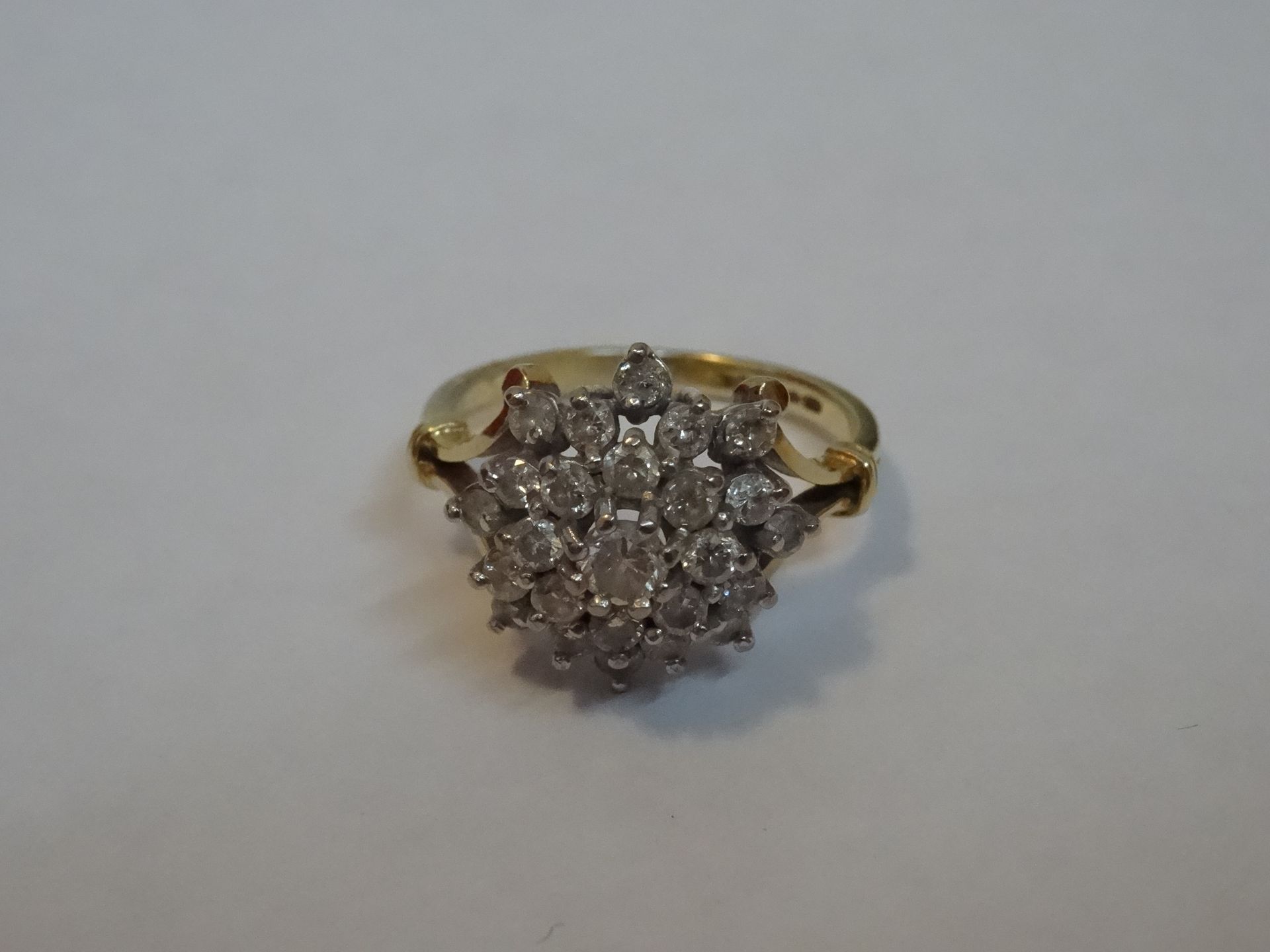 18 Carat Yellow & White Gold Diamond Cluster Ring. Containing 0.85 Carats of diamonds - Image 5 of 6