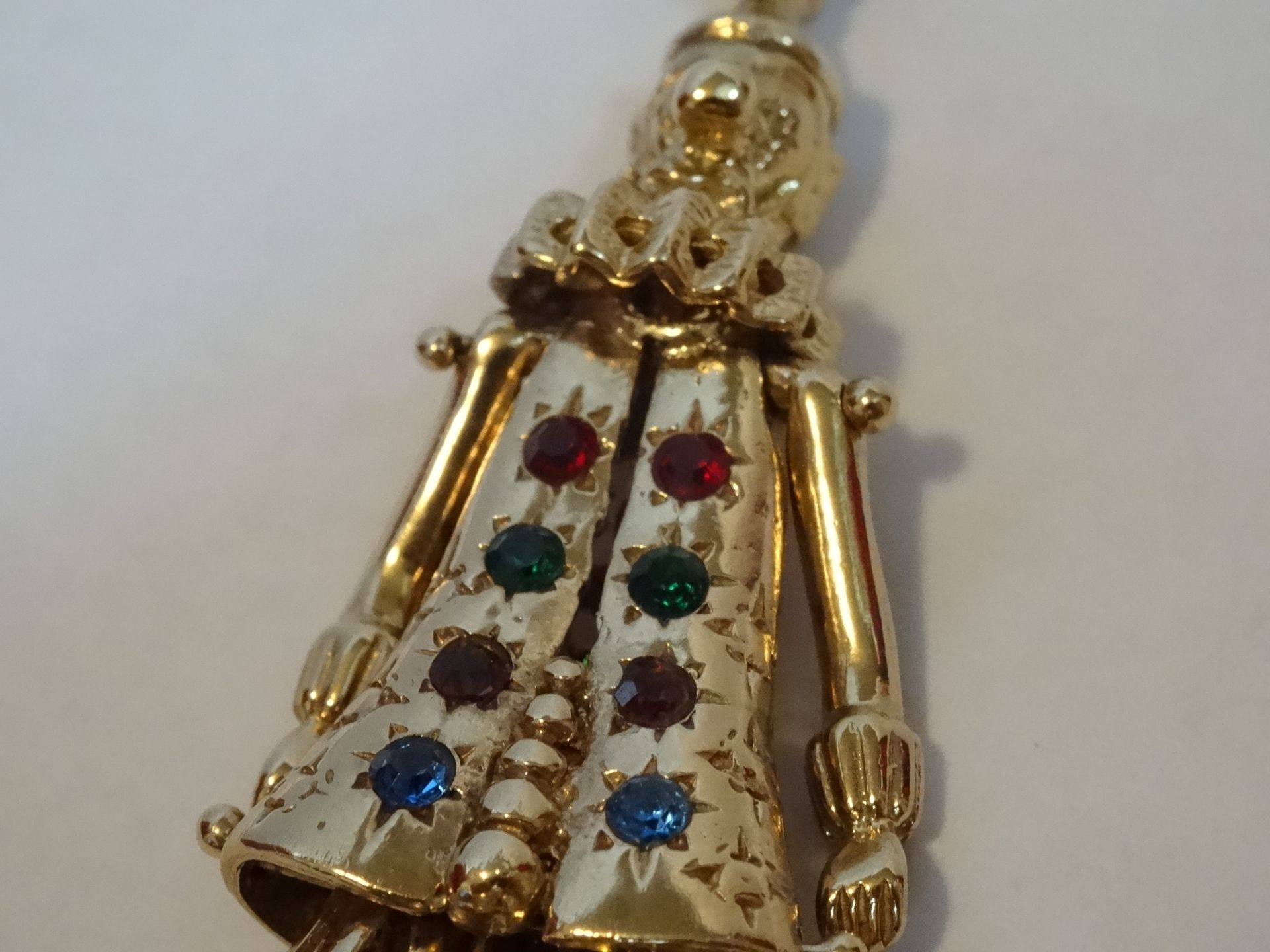 9 Carat Yellow Gold Curb Chain & Moveable Clown Pendant. - Image 4 of 6