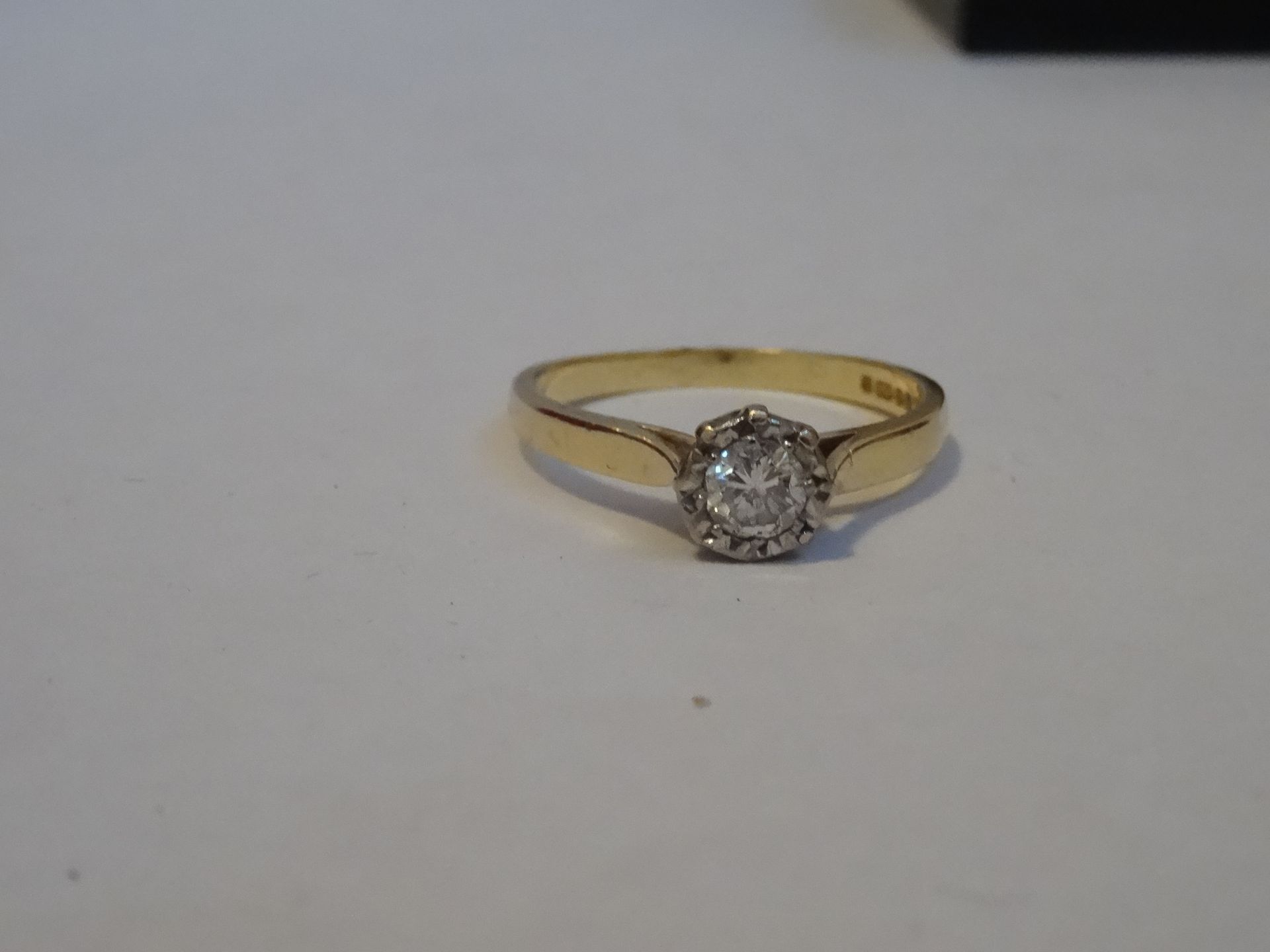 18 Carat Yellow & White Gold Diamond Illusion Set Single Stone Ring. - Image 3 of 4