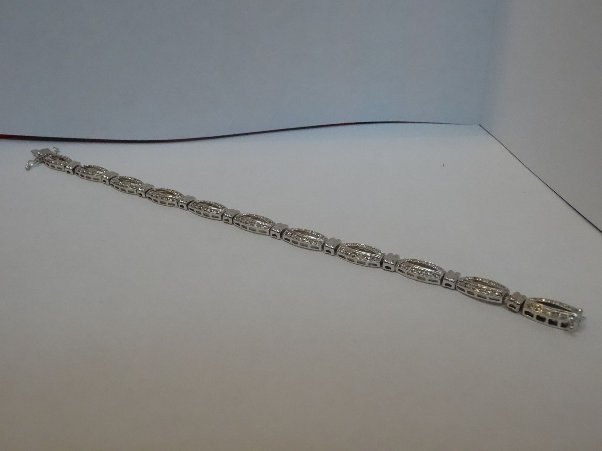 9 Carat White Gold Diamond Bracelet. - Image 4 of 5